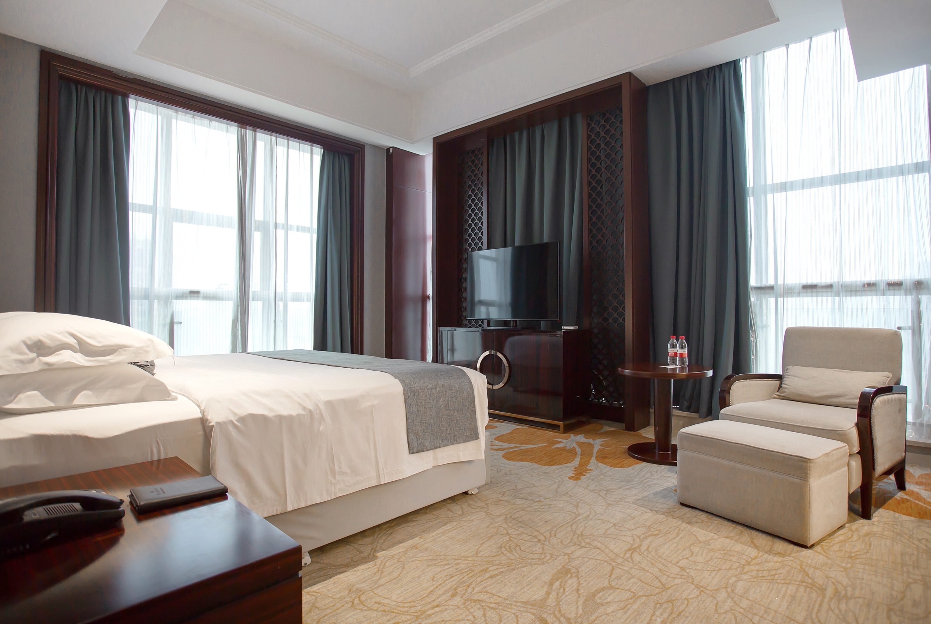 Guest room at the Ramada by Wyndham Suzhou Wujiang in Suzhou, Other than US/Canada