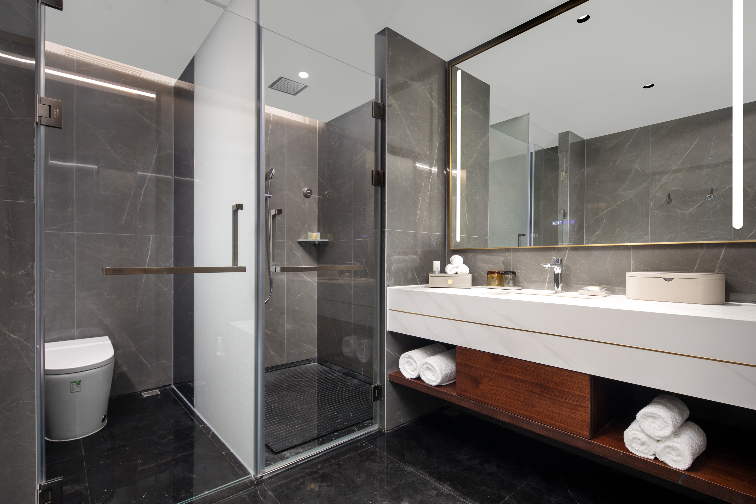 Guest room bath at the Ramada by Wyndham Taizhou West in Taizhou, Other than US/Canada