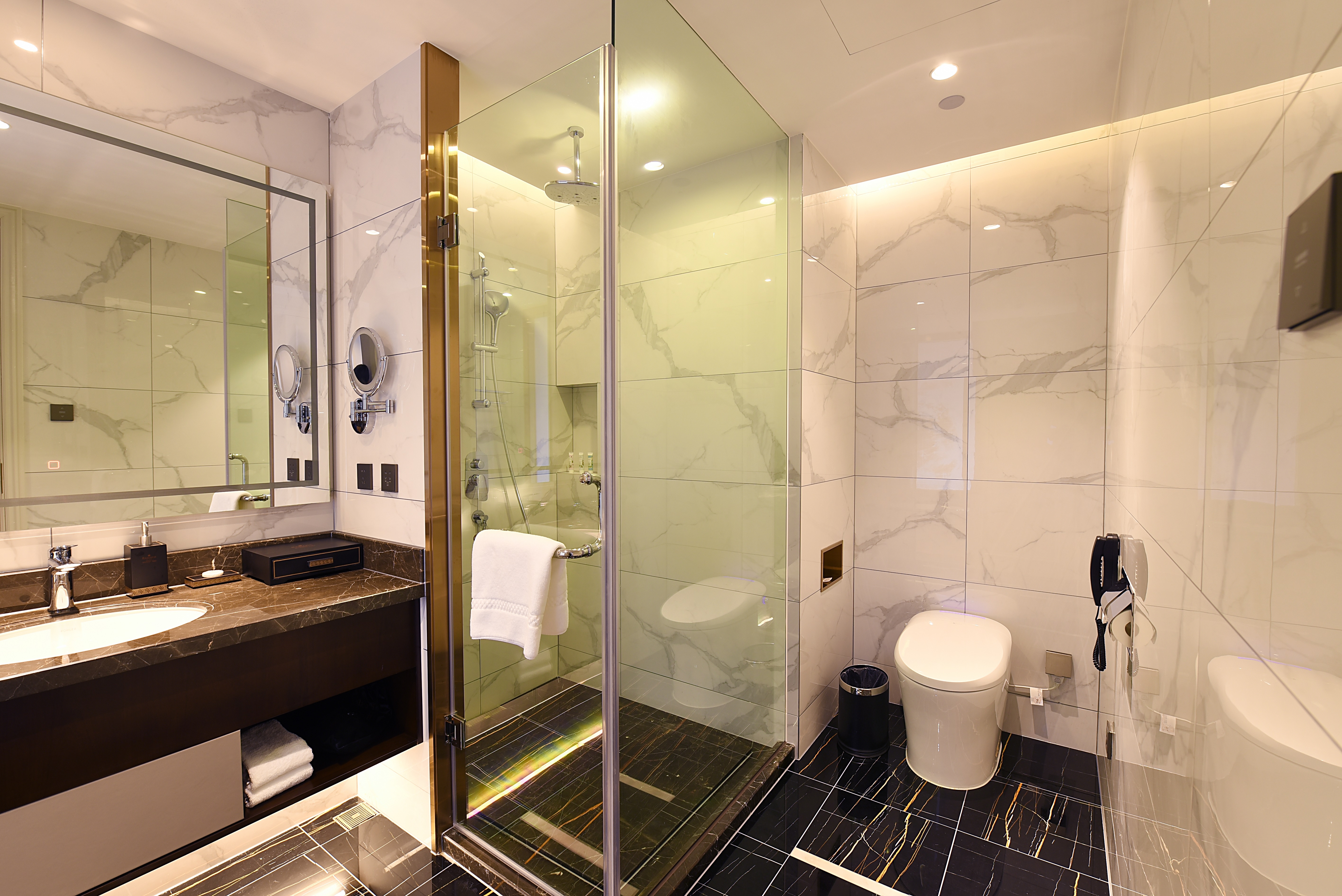 Guest room bath at the Ramada Plaza by Wyndham Wenzhou in Wenzhou, Other than US/Canada