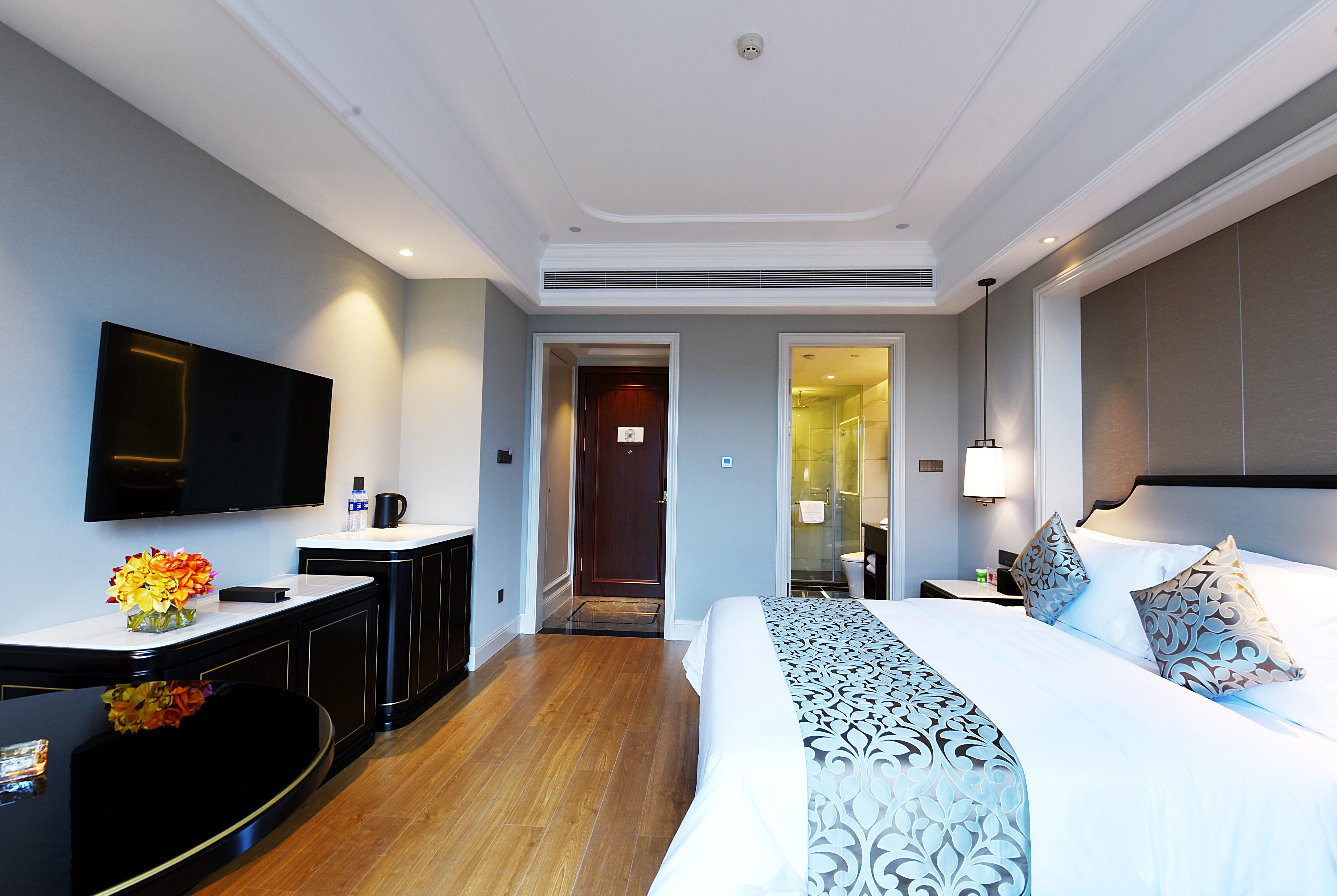 Guest room at the Ramada Plaza by Wyndham Wenzhou in Wenzhou, Other than US/Canada