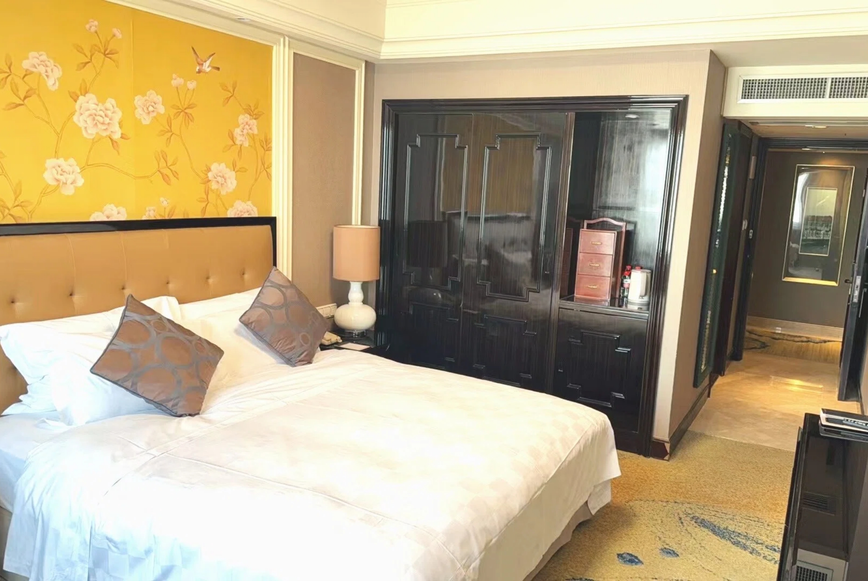 Queen bed guest room at the Ramada Plaza by Wyndham Tian Lu Hotel Wuhan in Wuhan, Other than US/Canada