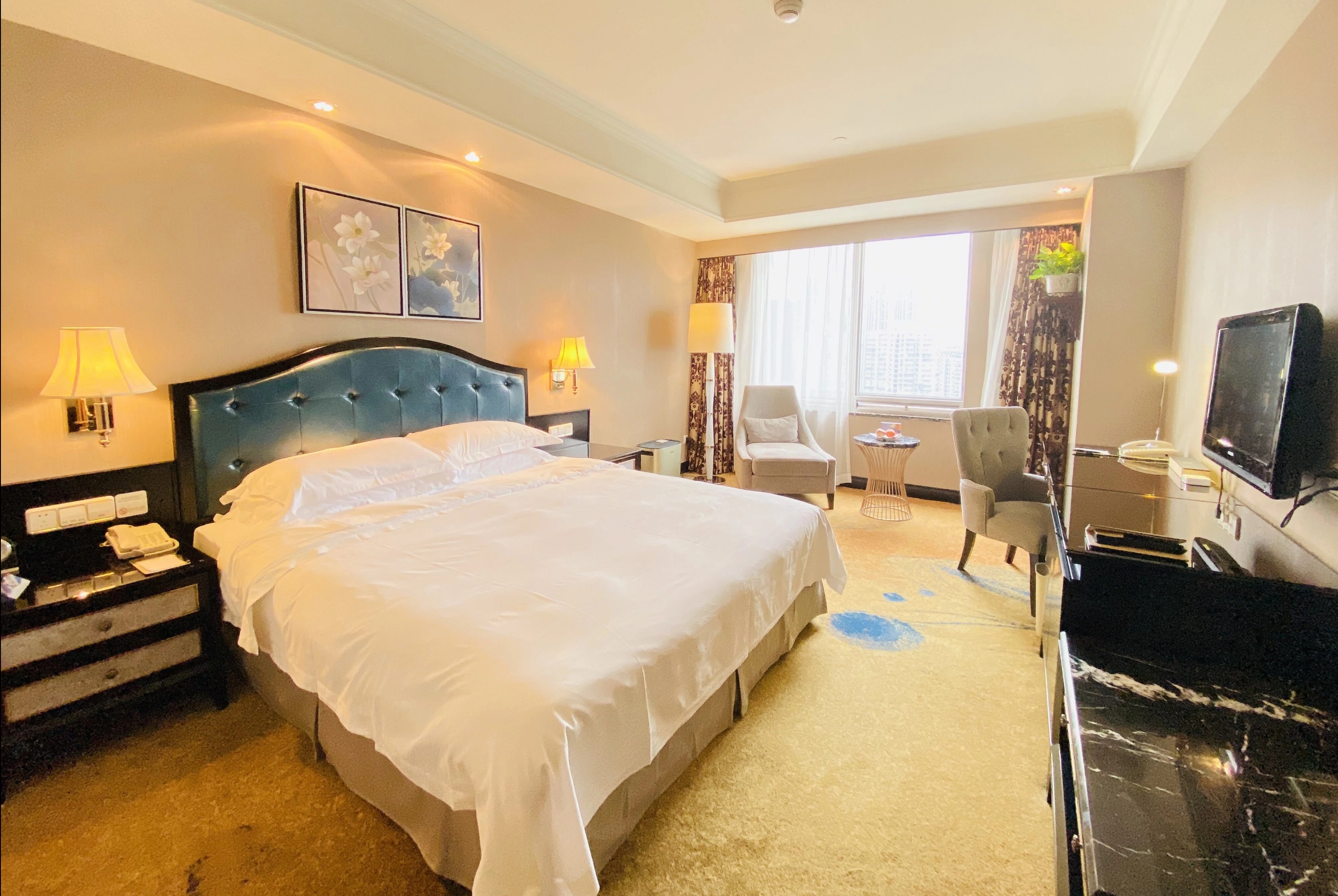 Queen bed guest room at the Ramada Plaza by Wyndham Tian Lu Hotel Wuhan in Wuhan, Other than US/Canada