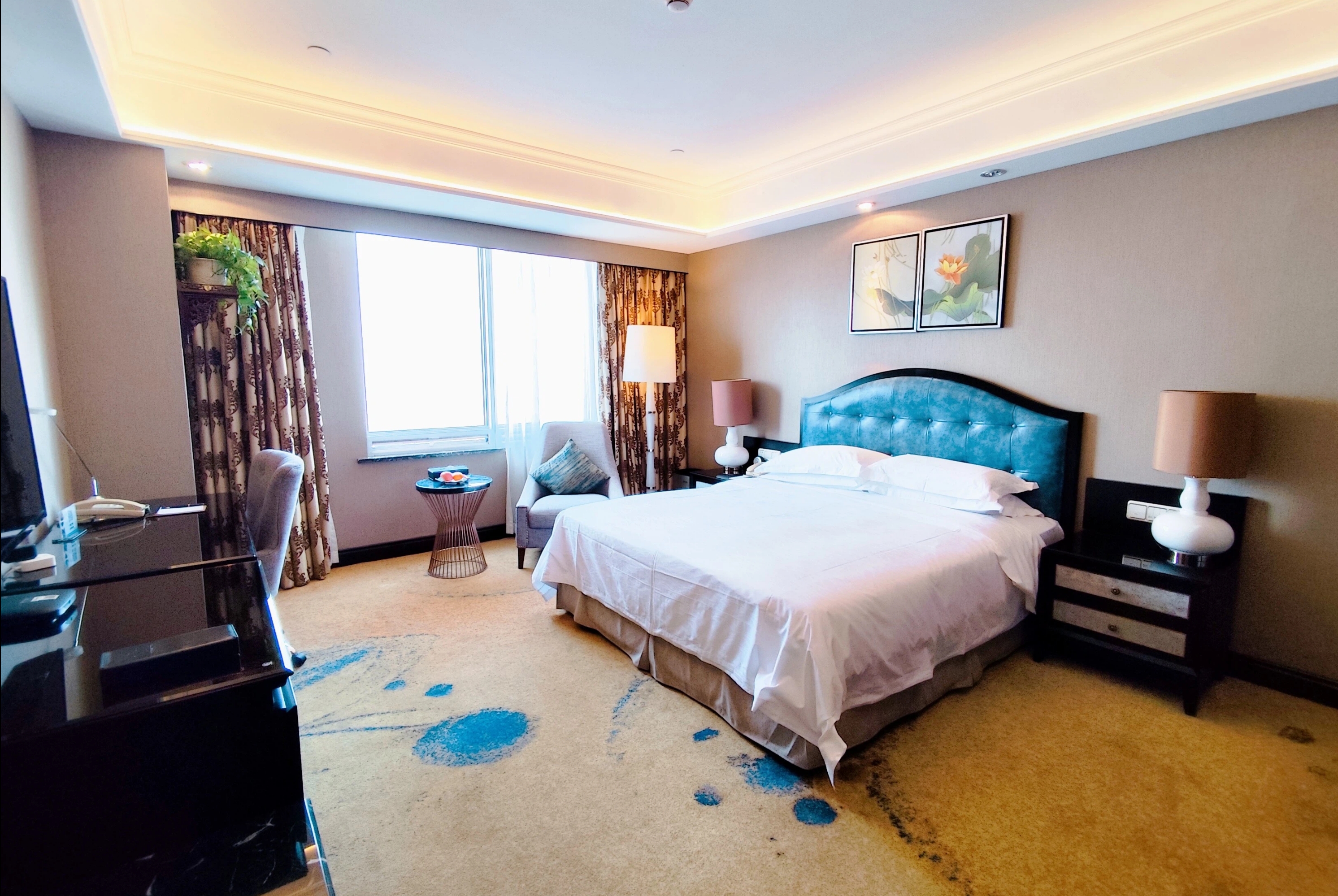 Queen bed guest room at the Ramada Plaza by Wyndham Tian Lu Hotel Wuhan in Wuhan, Other than US/Canada