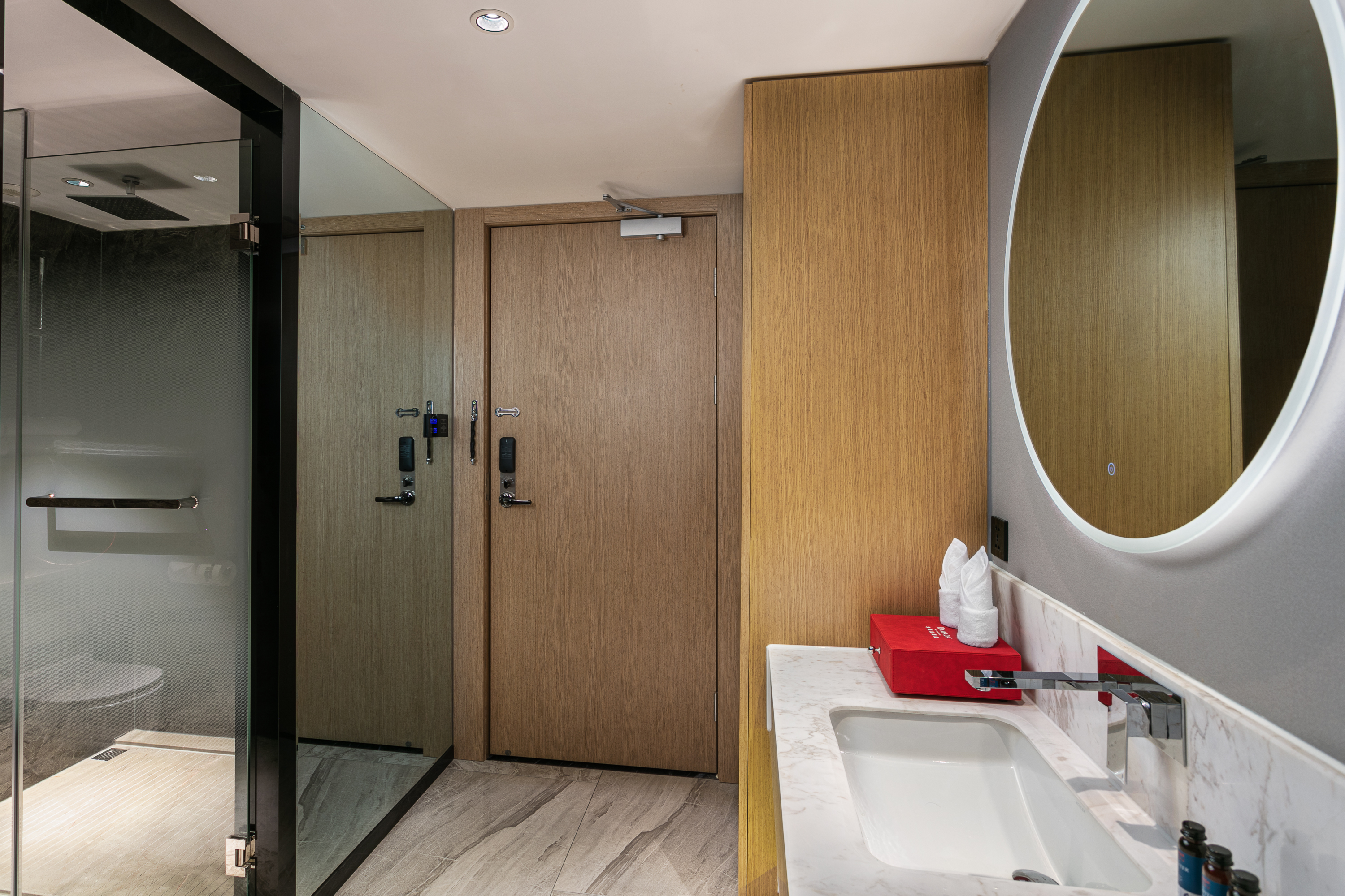 Guest room bath at the Ramada by Wyndham Yangzhou Slender West Lake in Yangzhou, Other than US/Canada