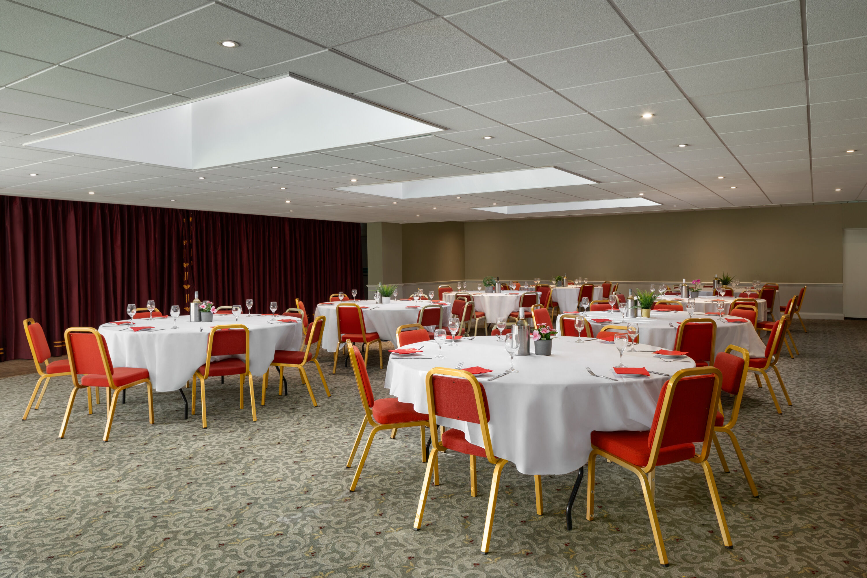 Meeting room banquet rounds at Ramada by Wyndham Cheltenham in Cheltenham, Other than US/Canada