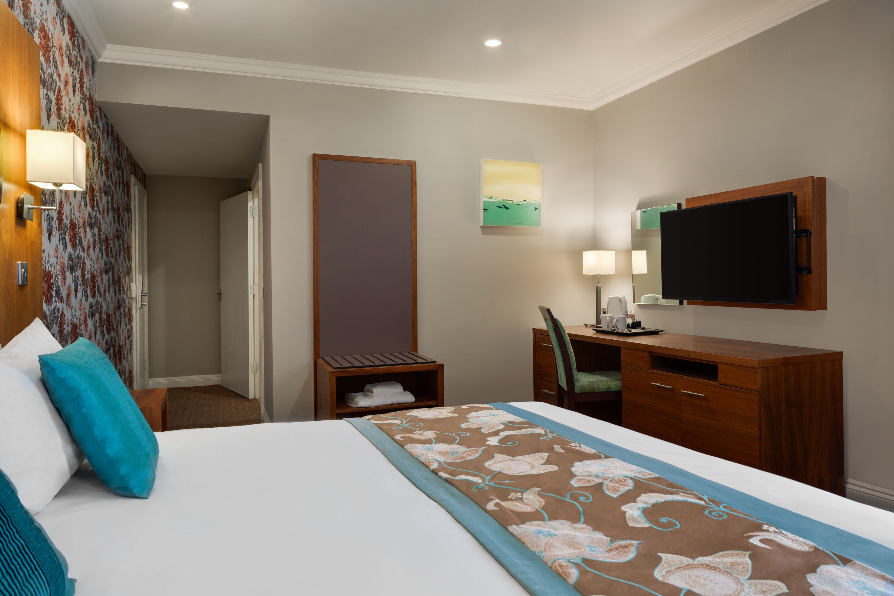 Guest room at the Ramada by Wyndham Cheltenham in Cheltenham, Other than US/Canada