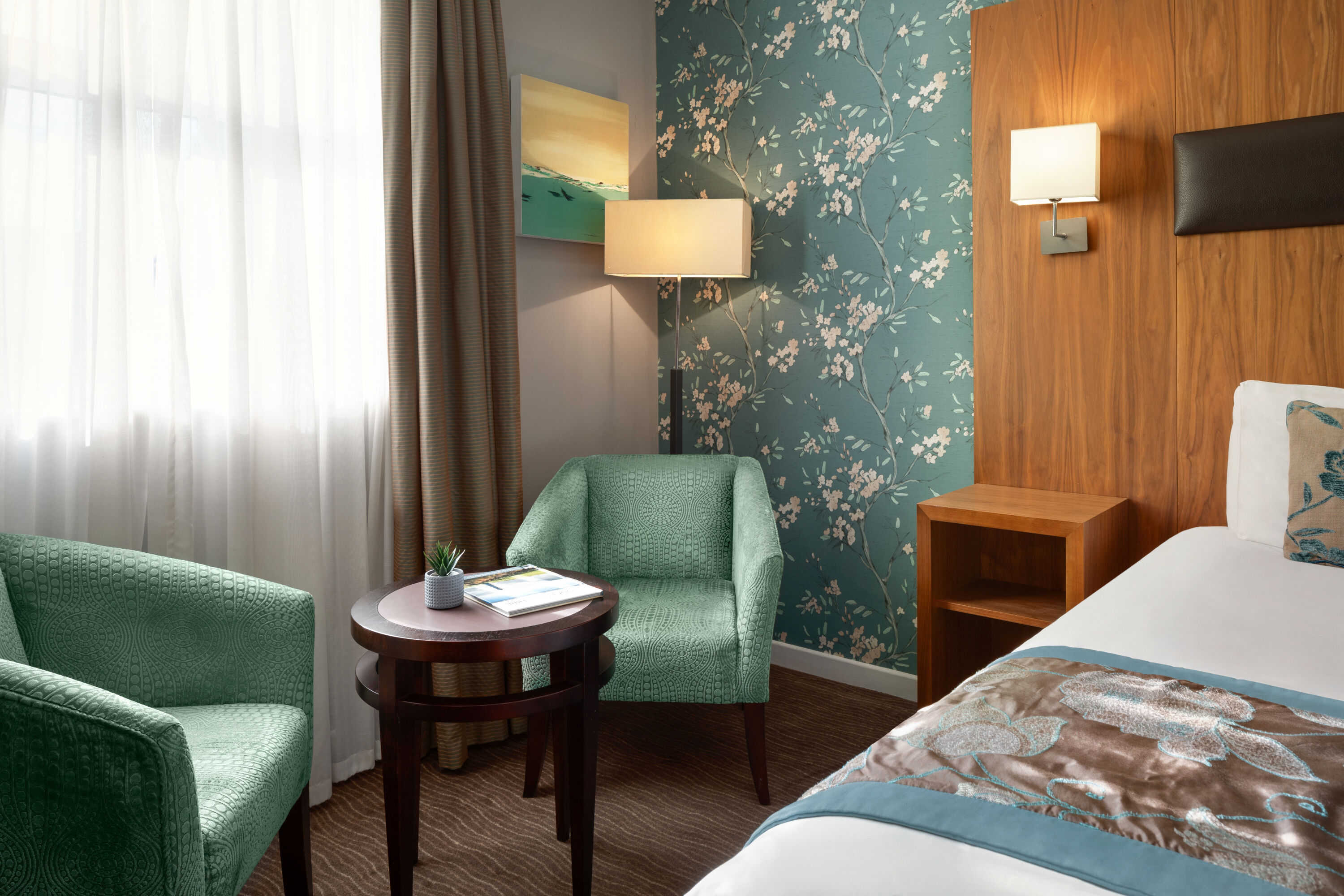 Guest room at the Ramada by Wyndham Cheltenham in Cheltenham, Other than US/Canada