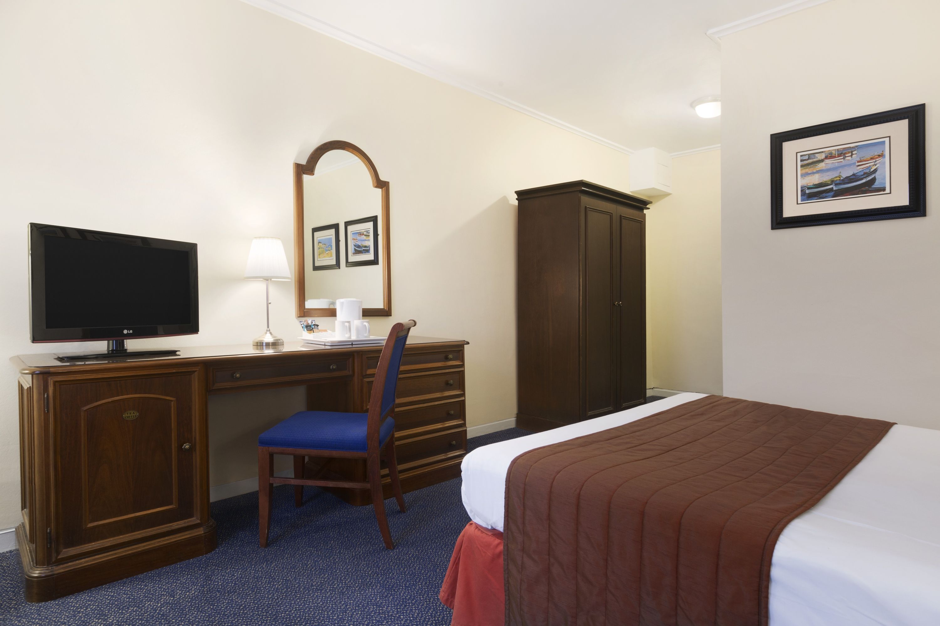 Guest room at the Ramada by Wyndham Crawley Gatwick in Crawley, Other than US/Canada