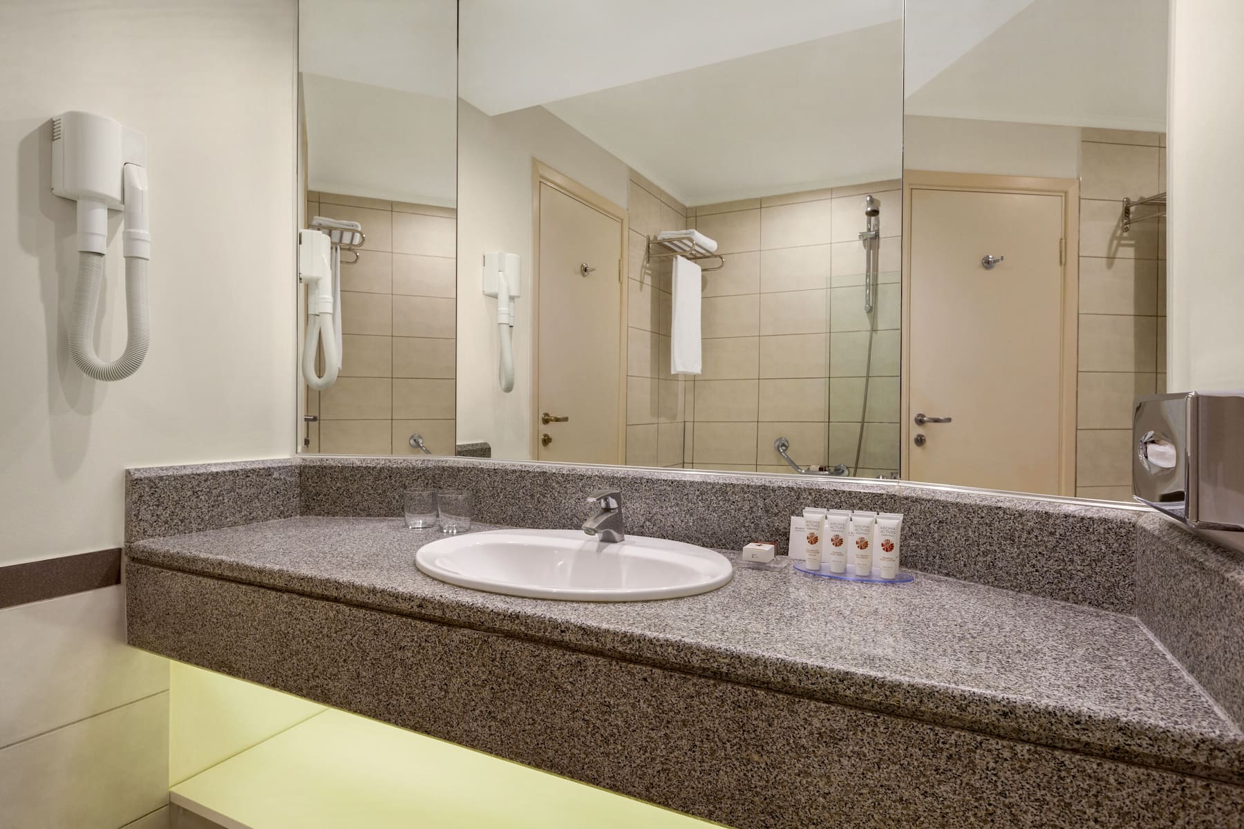Guest room bath at the Ramada Plaza by Wyndham Thraki in Alexandroupolis, Other than US/Canada