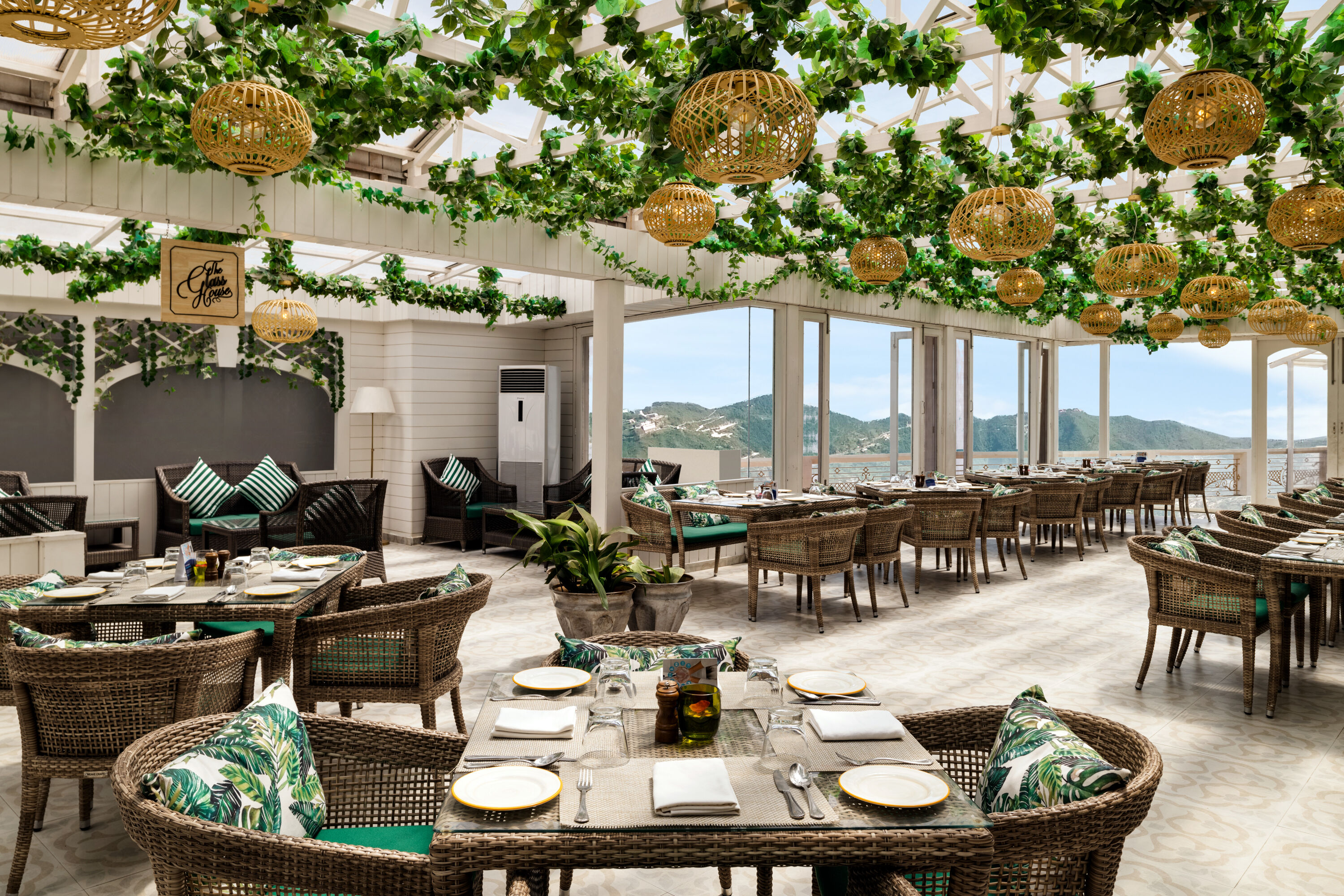 Ramada By Wyndham Mussoorie Mall Road bar and grill in Mussoorie, Other than US/Canada