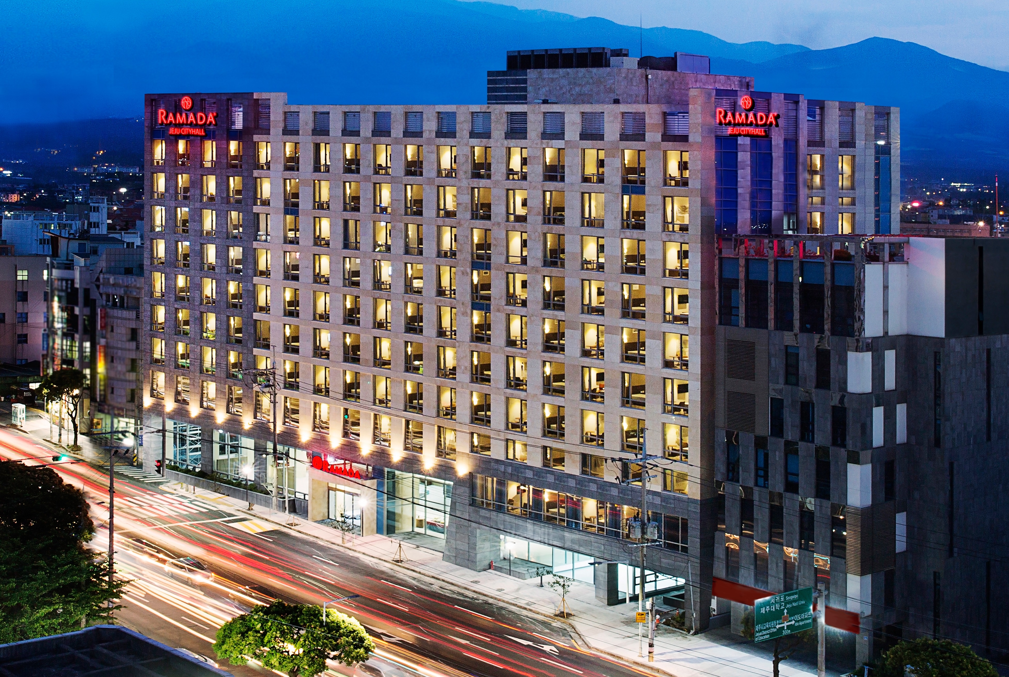 Ramada by Wyndham Jeju City Hall 304 Jungang-roのホテル外観