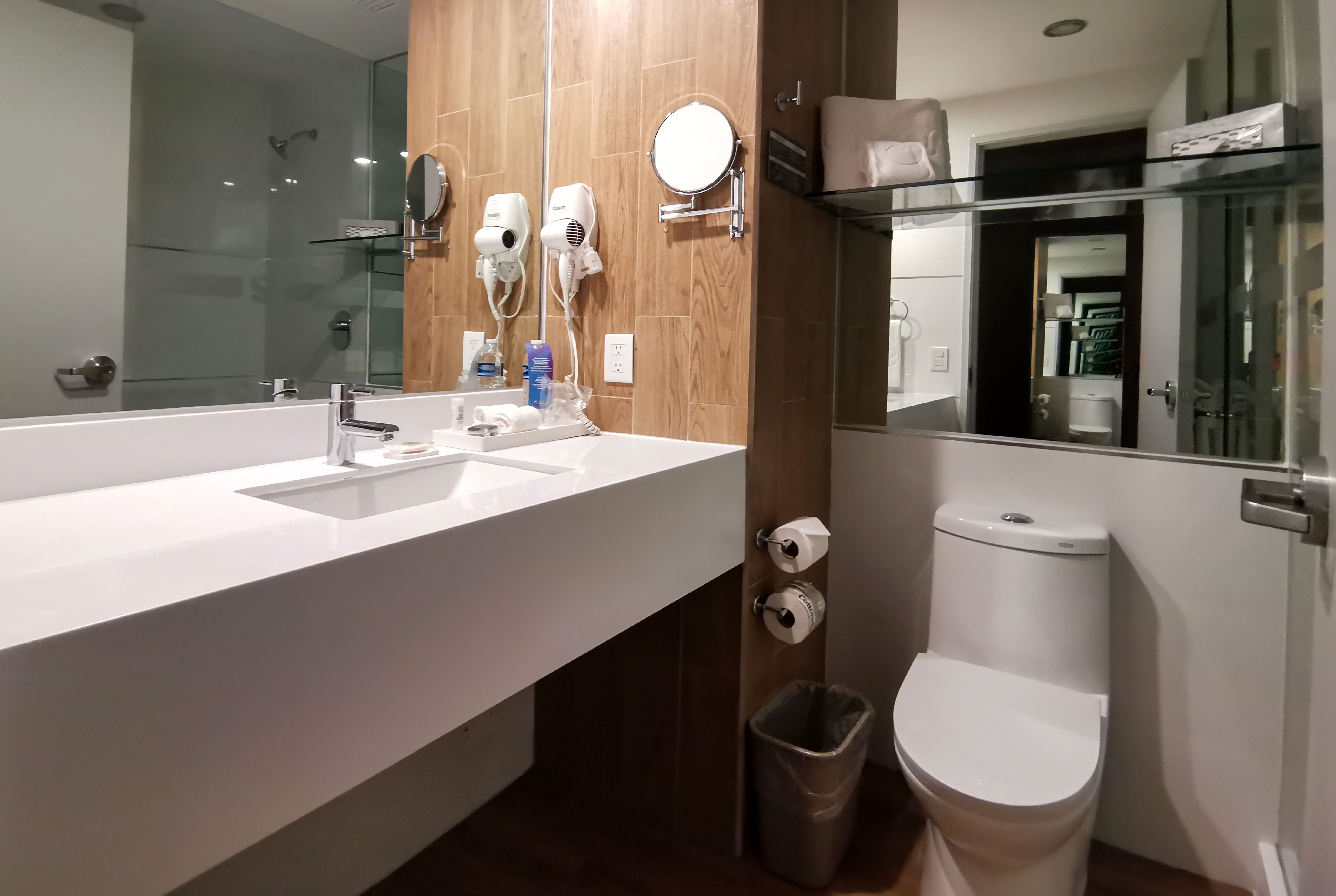 Guest room bath at the Ramada Encore by Wyndham Monterrey Apodaca Zona Aeropuerto in Monterrey, Other than US/Canada