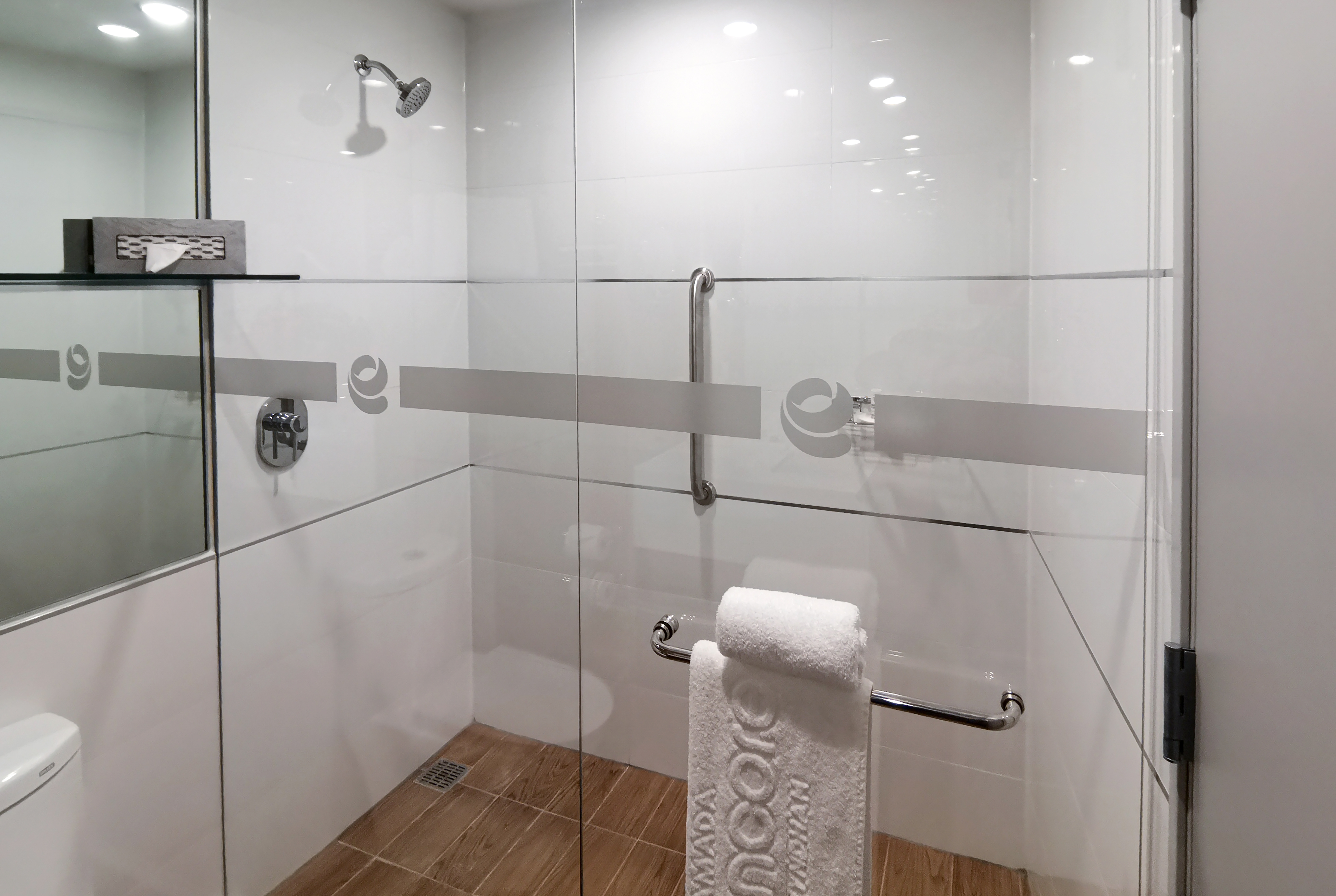 Guest room bath at the Ramada Encore by Wyndham Monterrey Apodaca Zona Aeropuerto in Monterrey, Other than US/Canada