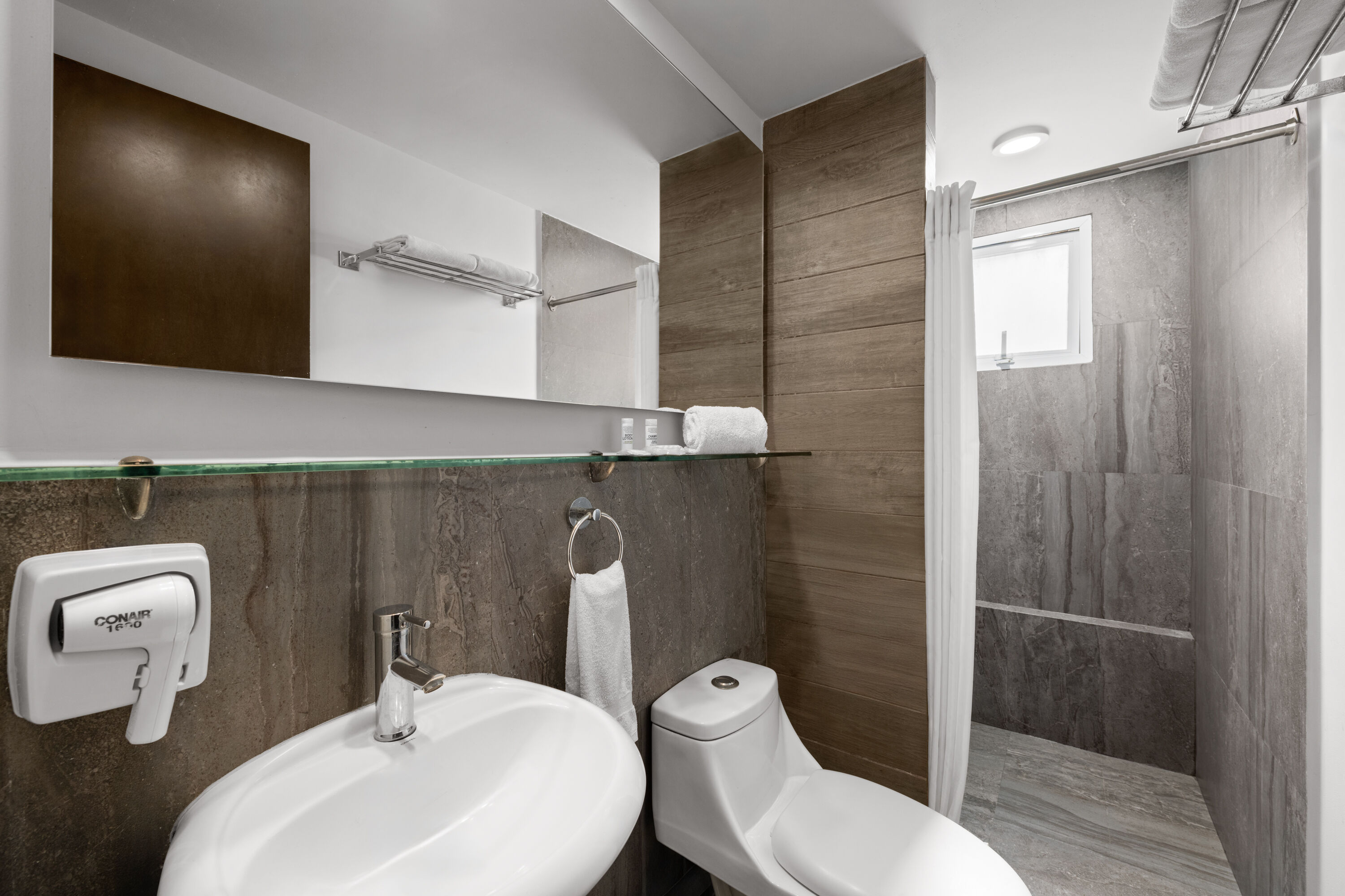 Guest room bath at the Ramada by Wyndham Tampico Centro in Tampico, Other than US/Canada