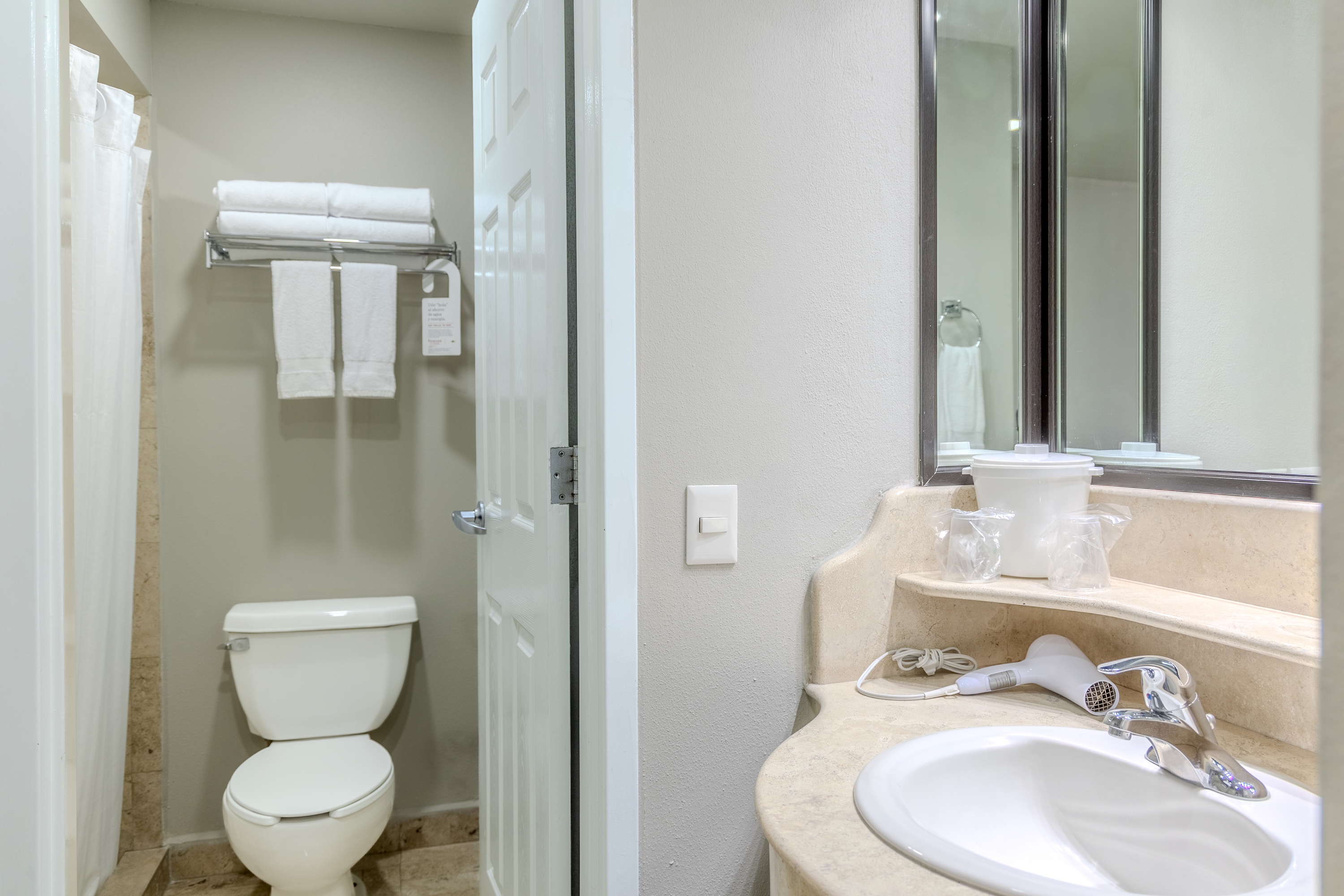 Guest room bath at the Ramada by Wyndham CDMX Perinorte in Tlalnepantla, Other than US/Canada