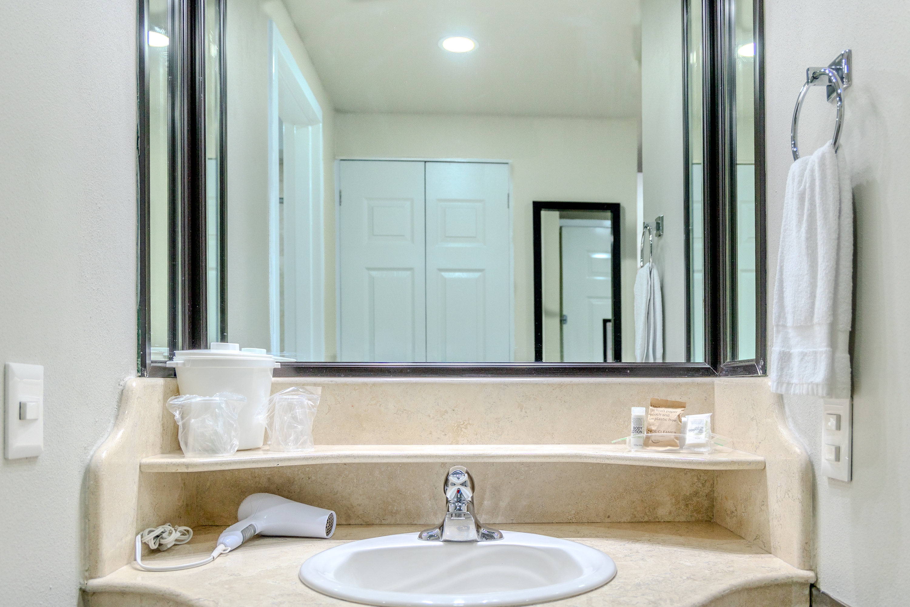 Guest room bath at the Ramada by Wyndham CDMX Perinorte in Tlalnepantla, Other than US/Canada