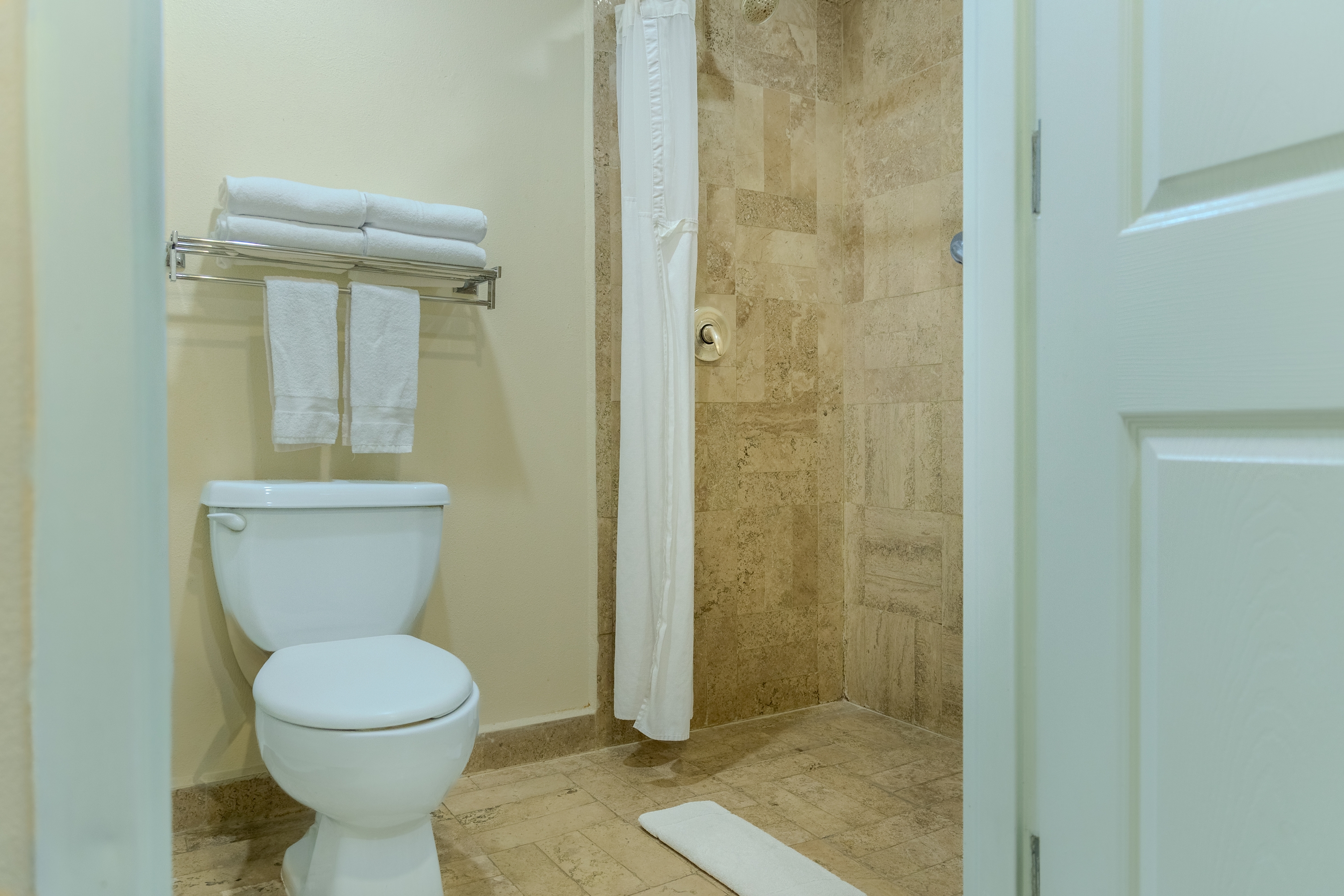 Guest room bath at the Ramada by Wyndham CDMX Perinorte in Tlalnepantla, Other than US/Canada