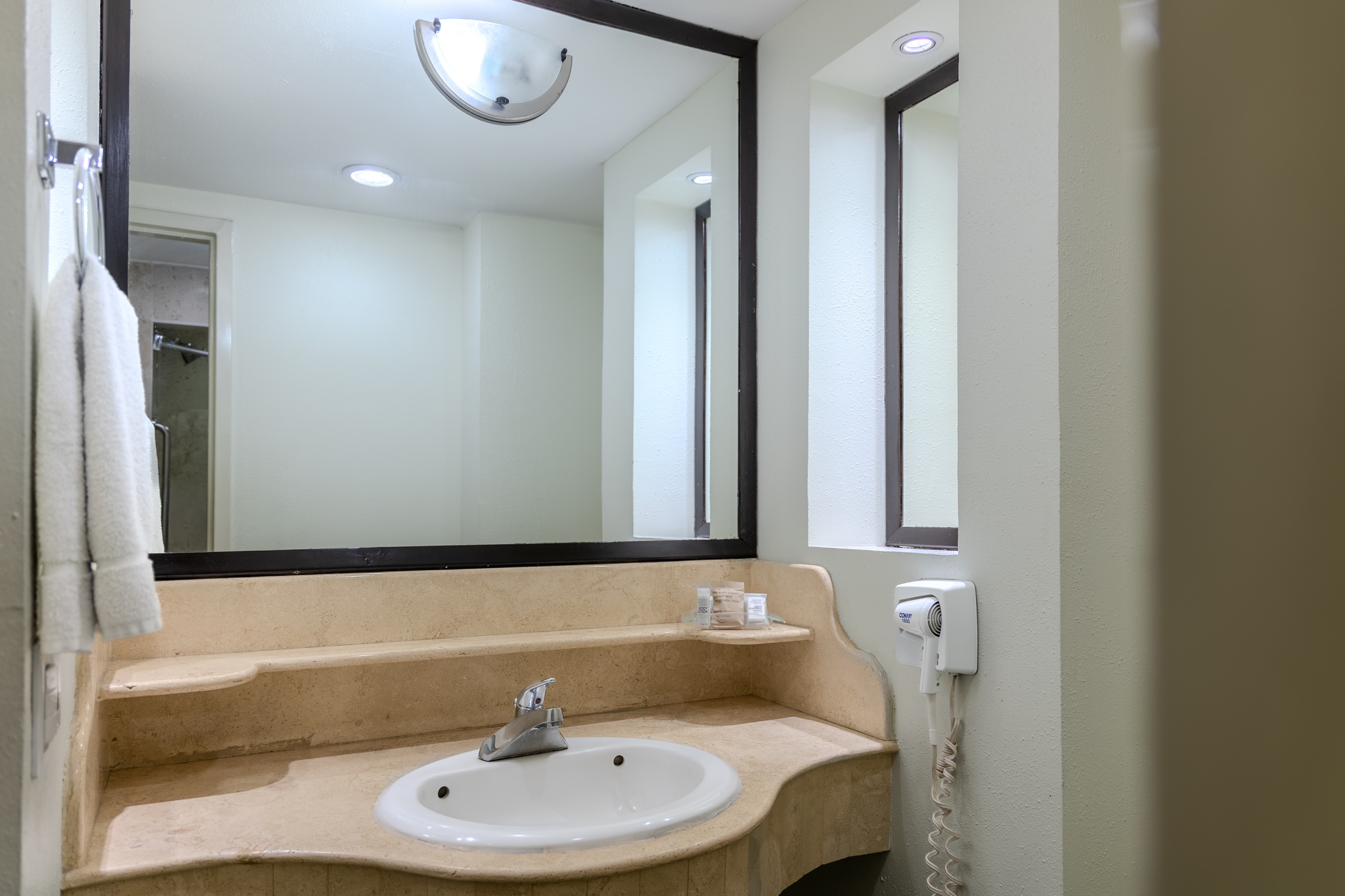 Guest room bath at the Ramada by Wyndham CDMX Perinorte in Tlalnepantla, Other than US/Canada