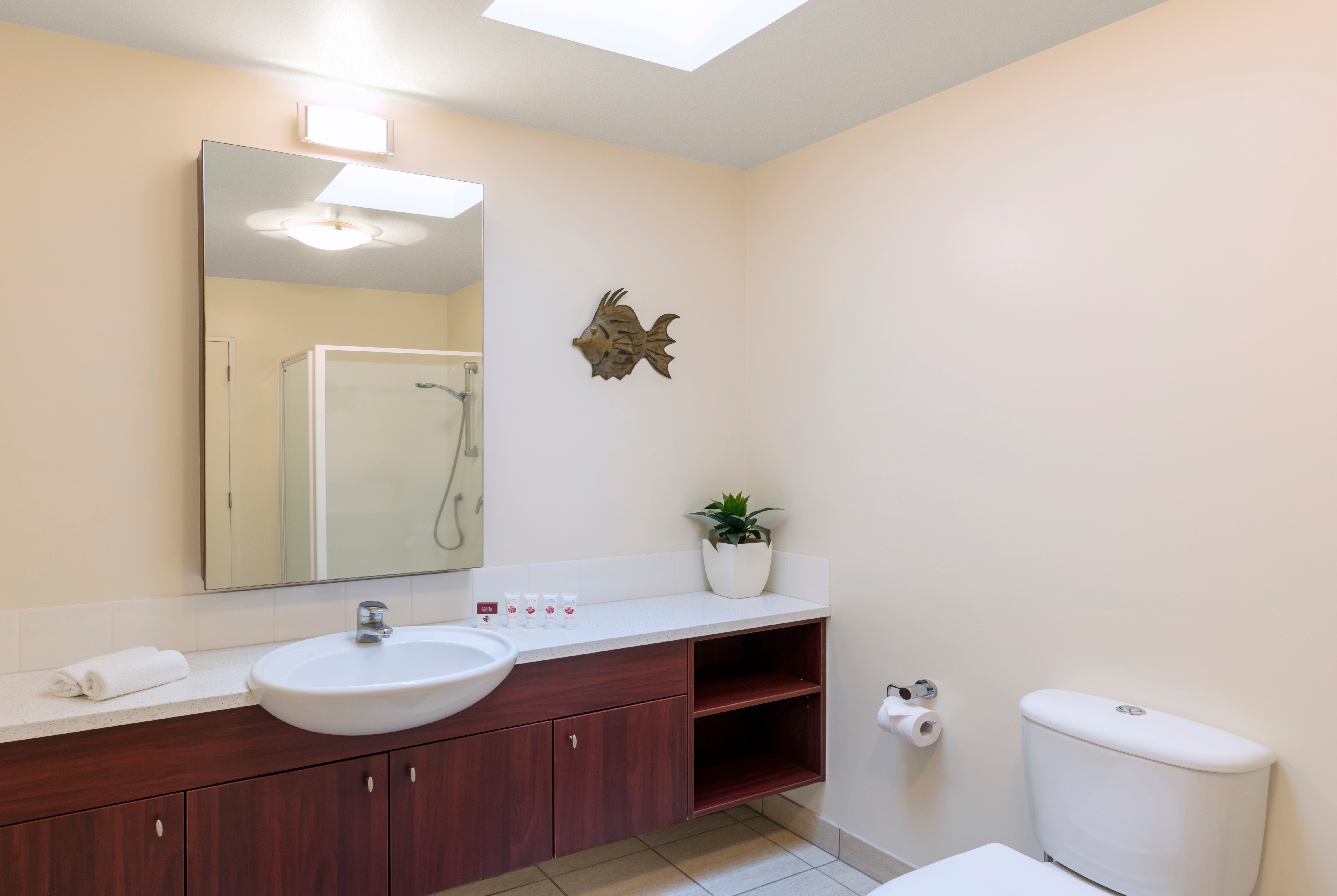 Guest room bath at the Ramada Resort By Wyndham Rotorua Marama in Rotorua, Other than US/Canada