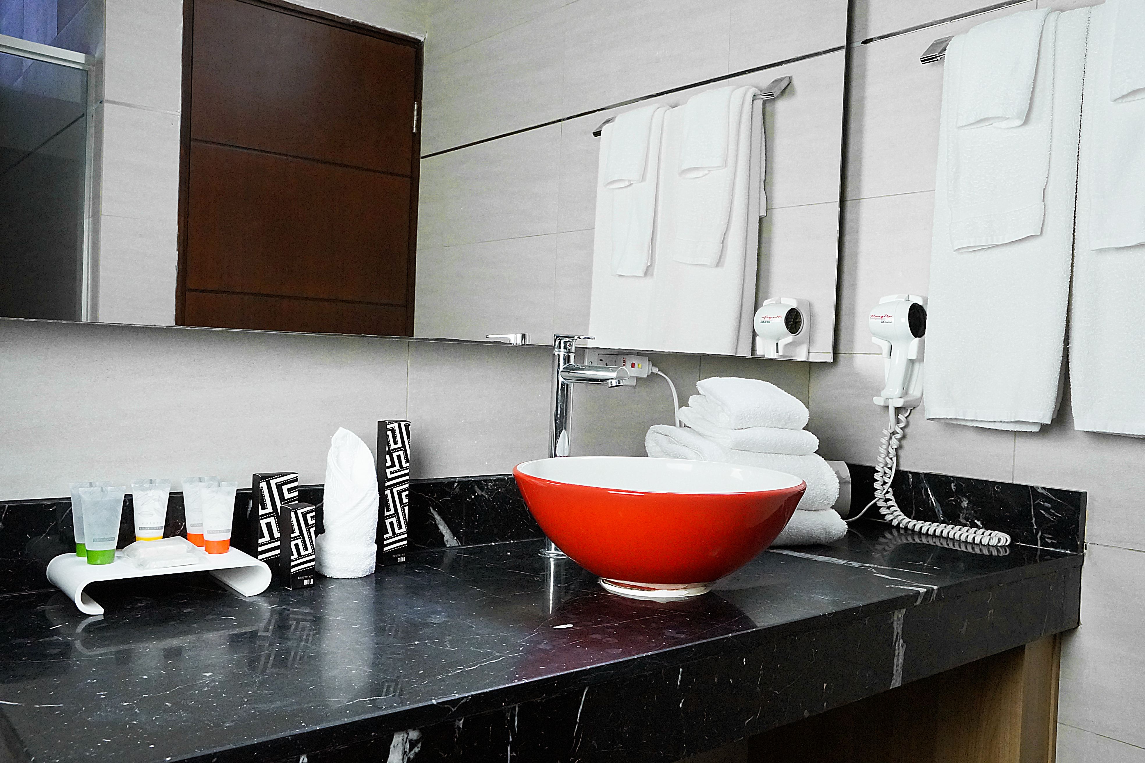 Guest room bath at the Ramada by Wyndham Panama Centro Via Argentina in Panama City, Other than US/Canada