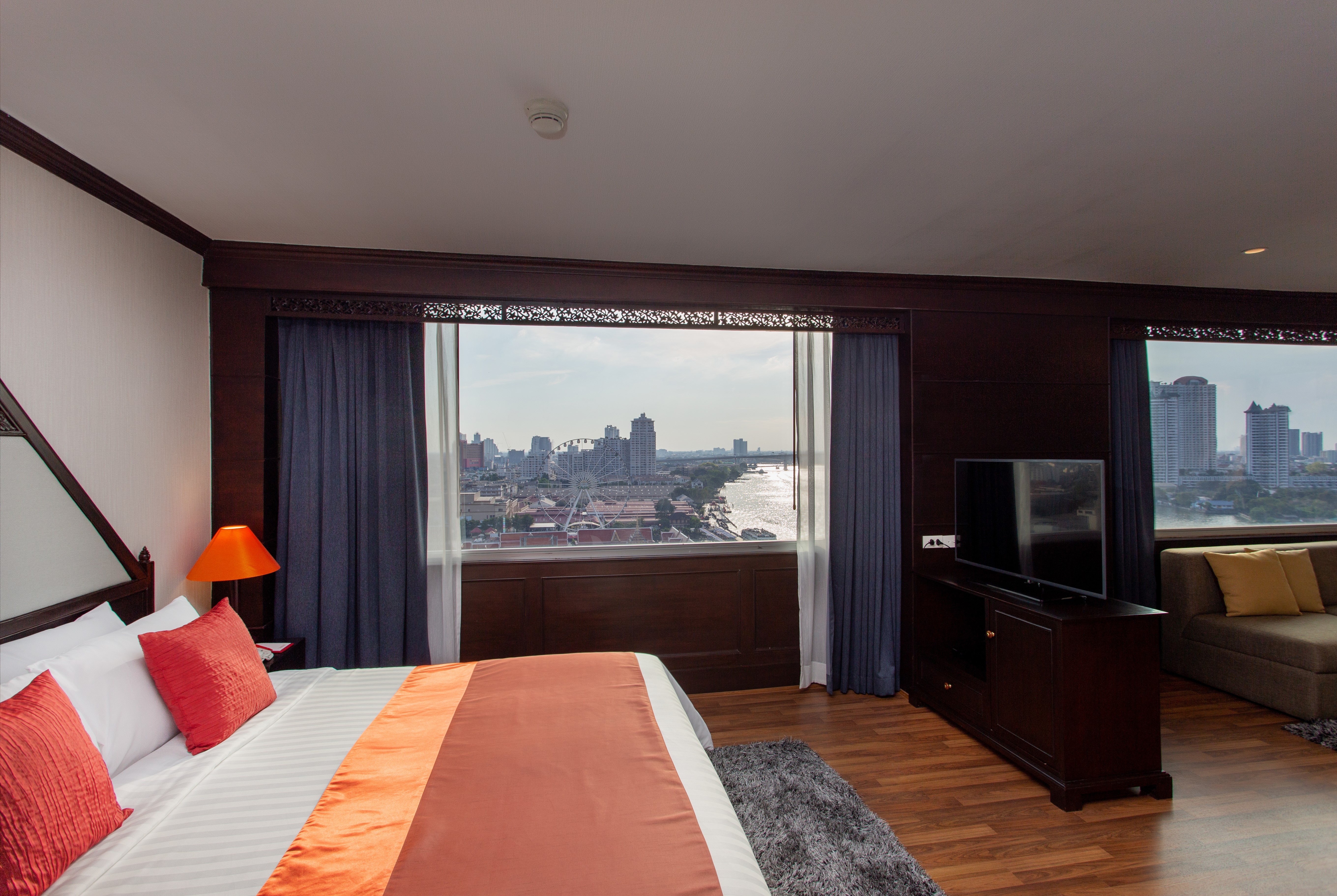 Guest room at the Ramada Plaza by Wyndham Bangkok Menam Riverside in Bangkok, Other than US/Canada