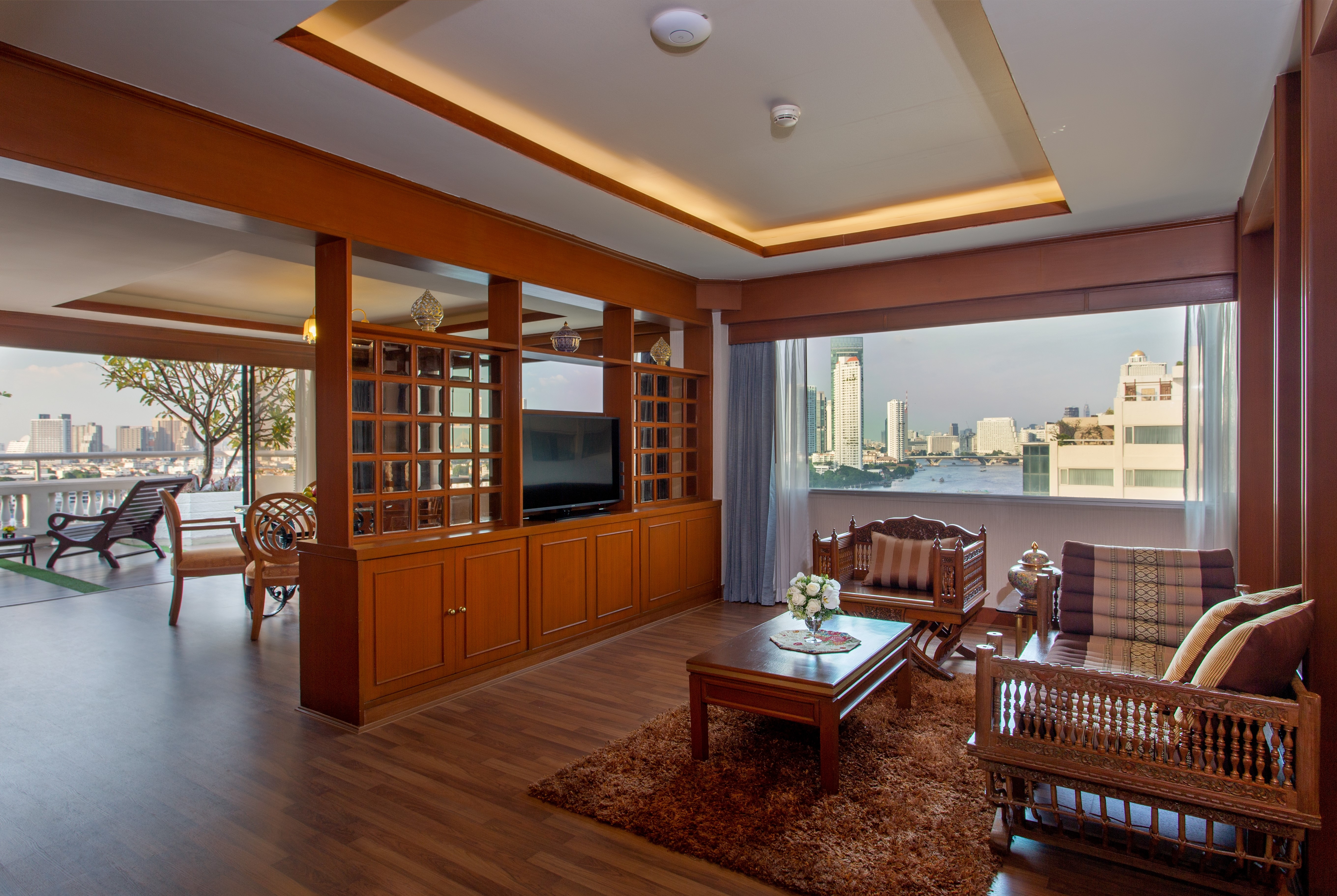 Guest room at the Ramada Plaza by Wyndham Bangkok Menam Riverside in Bangkok, Other than US/Canada