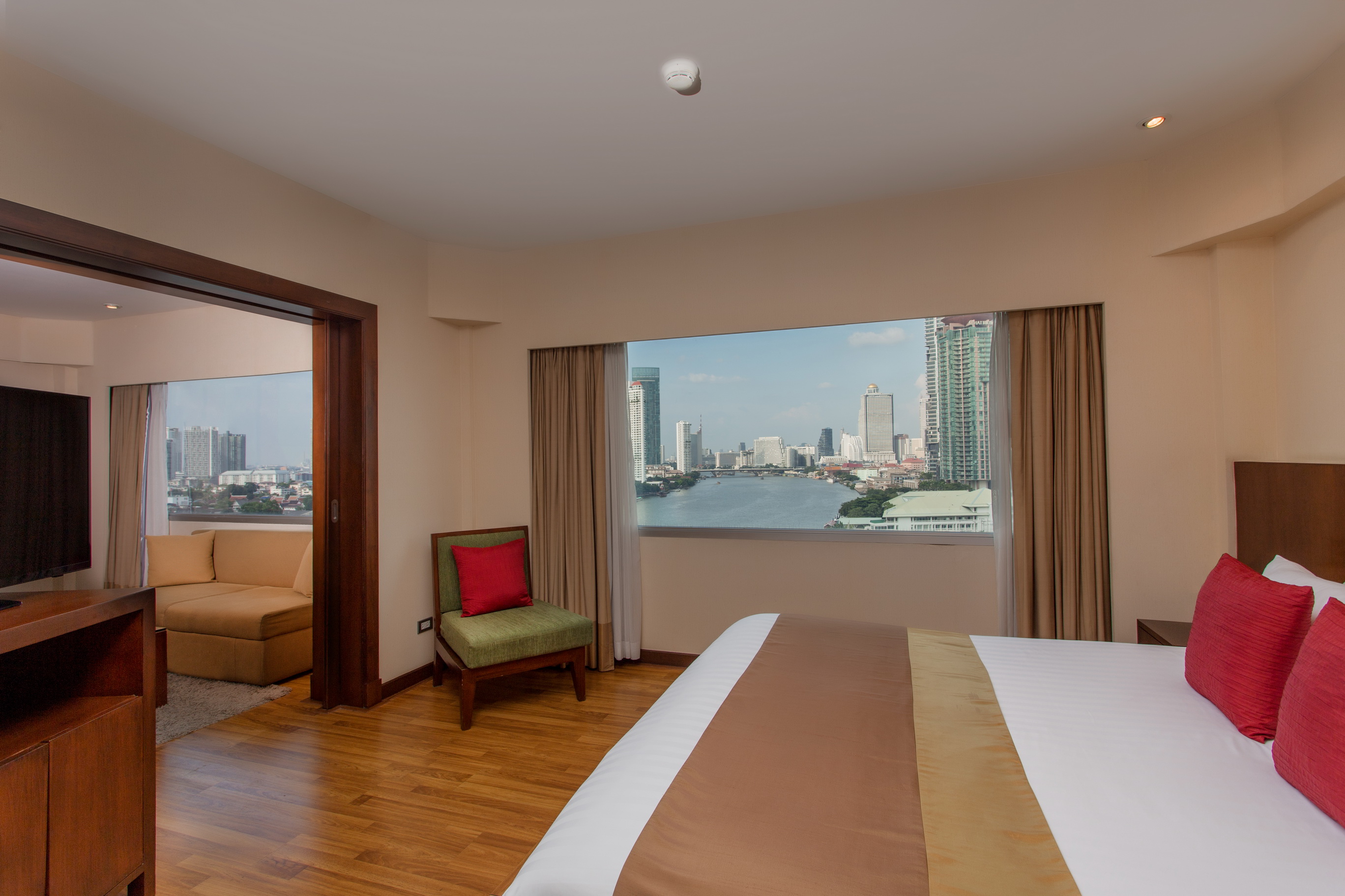 Guest room at the Ramada Plaza by Wyndham Bangkok Menam Riverside in Bangkok, Other than US/Canada
