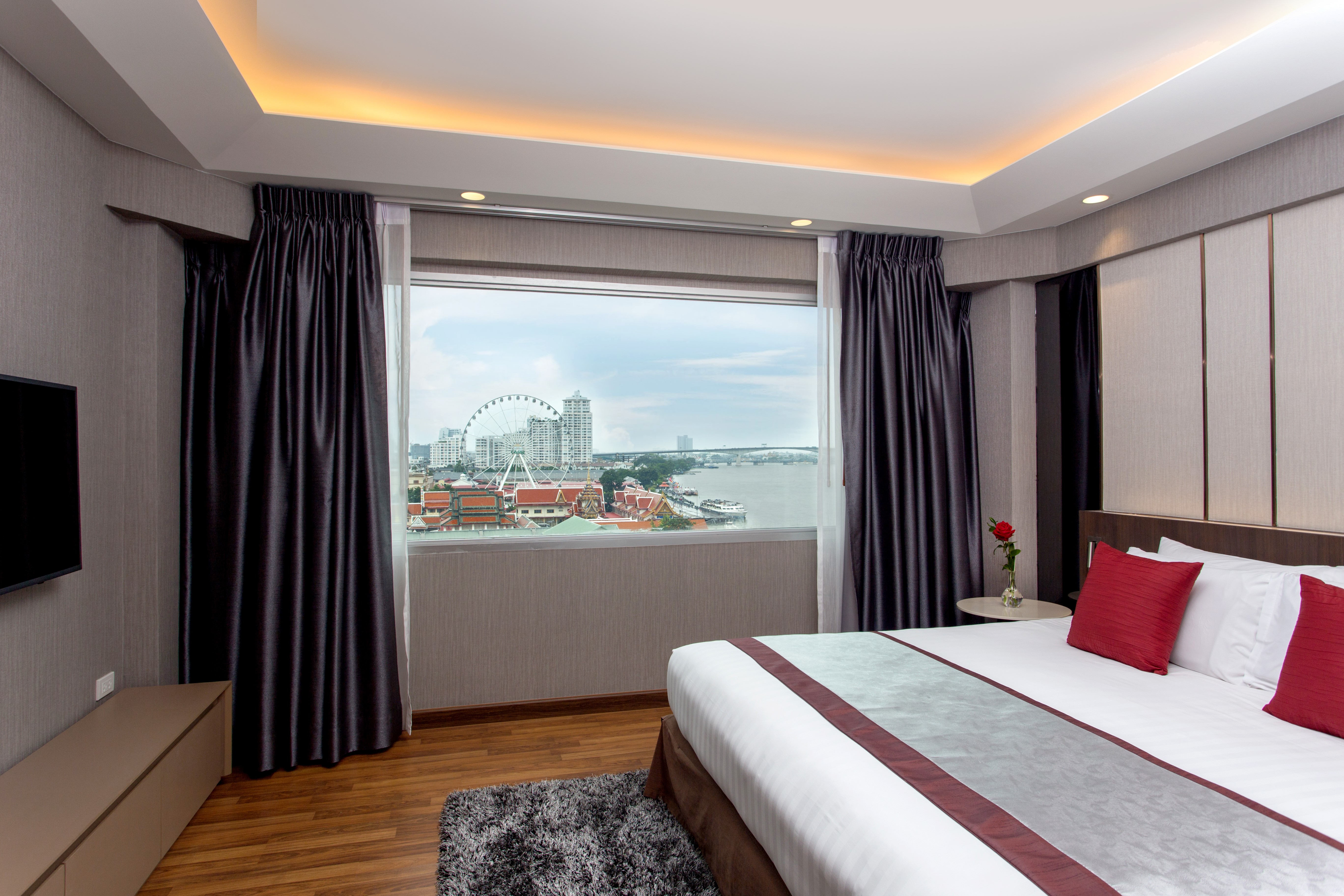 Guest room at the Ramada Plaza by Wyndham Bangkok Menam Riverside in Bangkok, Other than US/Canada
