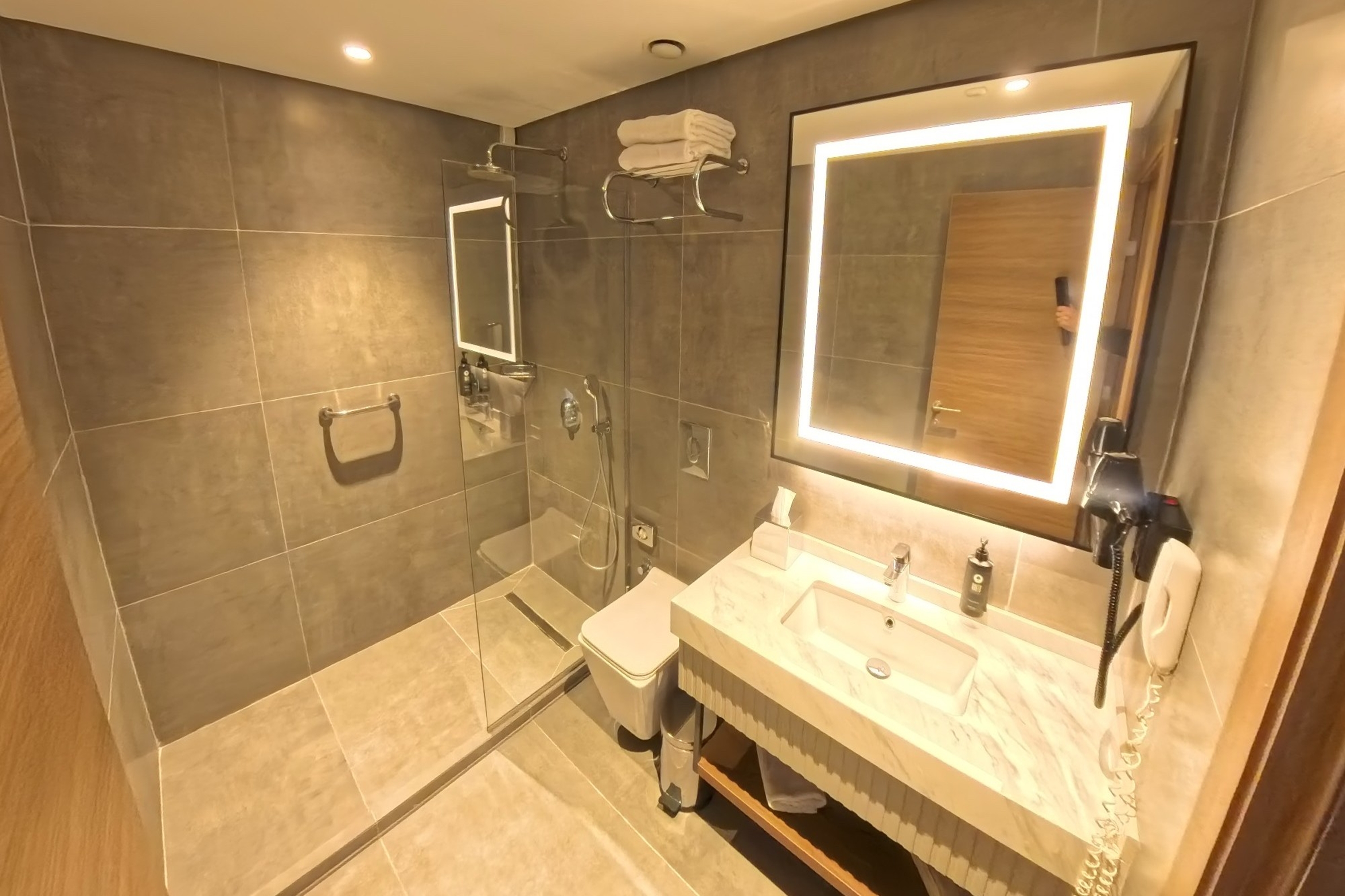 Guest room bath at the Ramada Encore by Wyndham Konya Selcuklu in Konya, Other than US/Canada