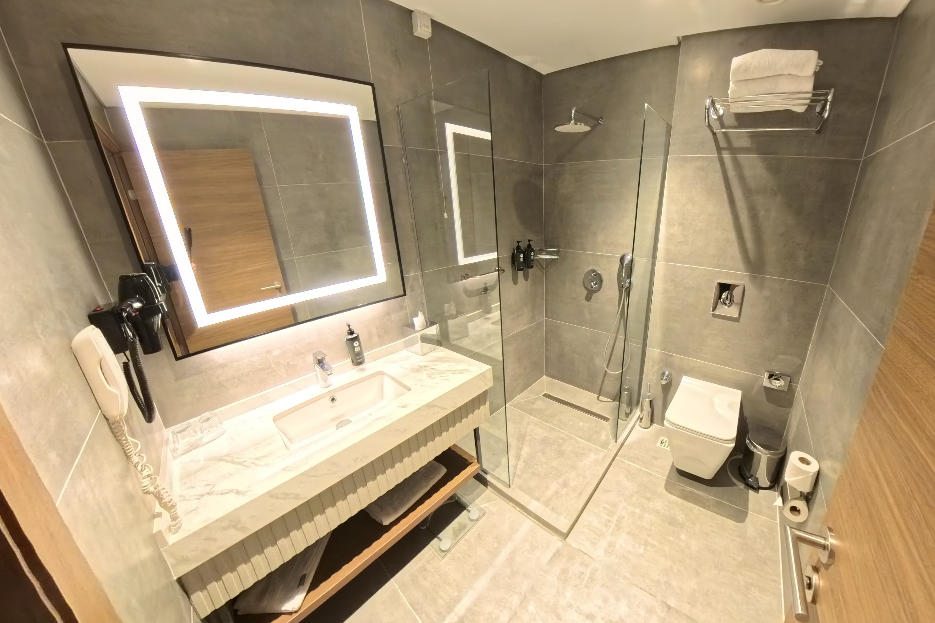 Guest room bath at the Ramada Encore by Wyndham Konya Selcuklu in Konya, Other than US/Canada