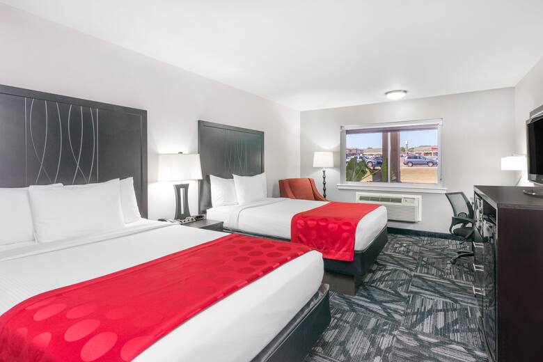 Ramada By Wyndham Tuscaloosa Hotels Al 35405 Guest Room At The Ramada By Wyndham Tuscaloosa In Alabama
