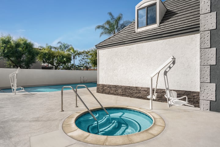Ramada by Wyndham Anaheim Convention Center | Anaheim, CA Hotels