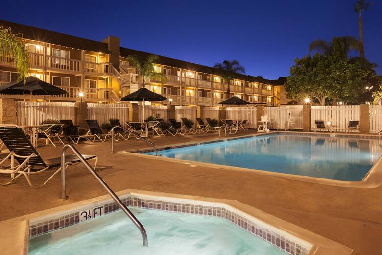 Hotels Near Fashion Island Newport Beach California Wroc Awski Atrium Hotel At Orange County Airport