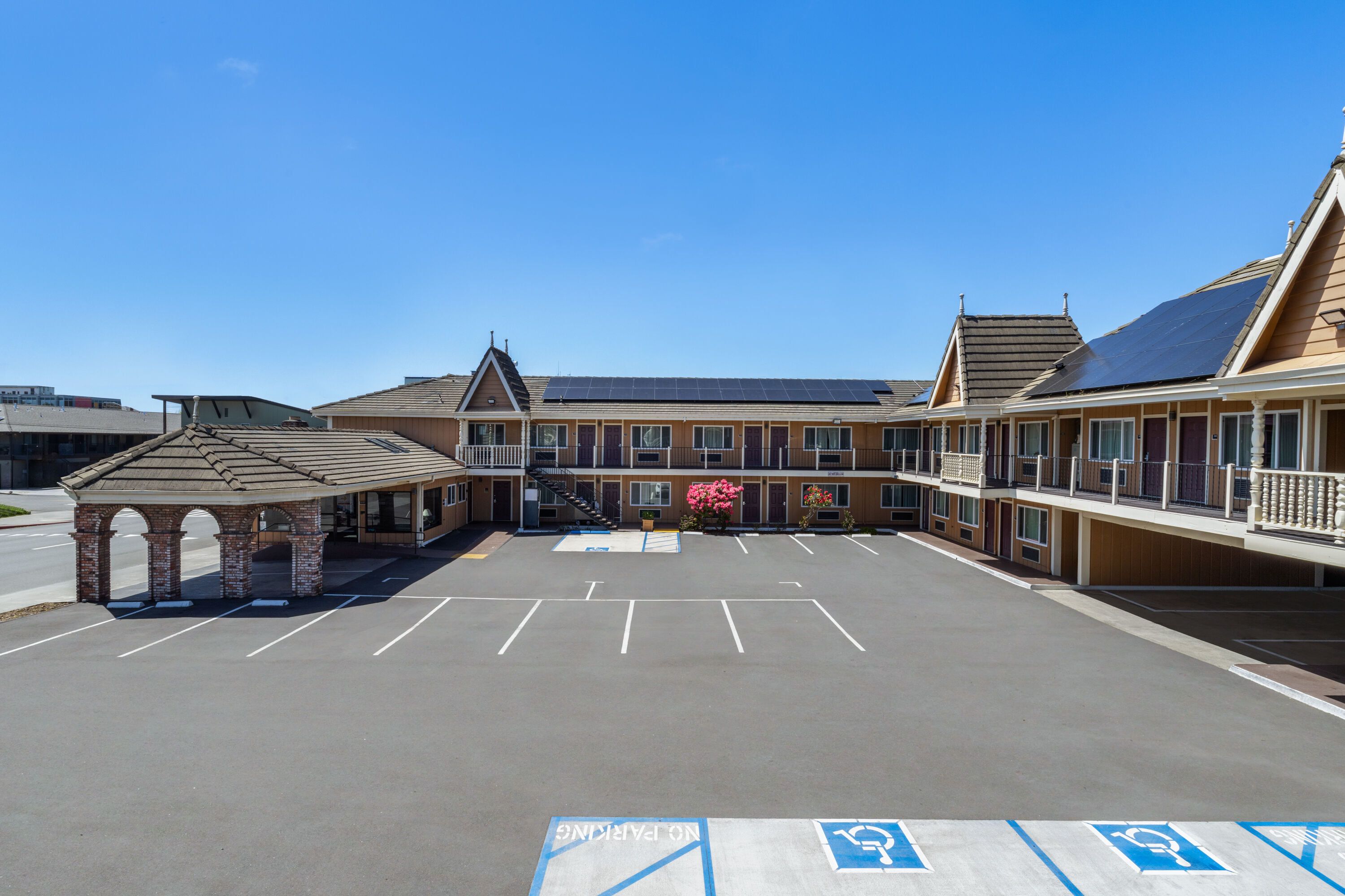 Exterior Day Image of Ramada Bayside Inn & Suites Eureka hotel in Eureka, California