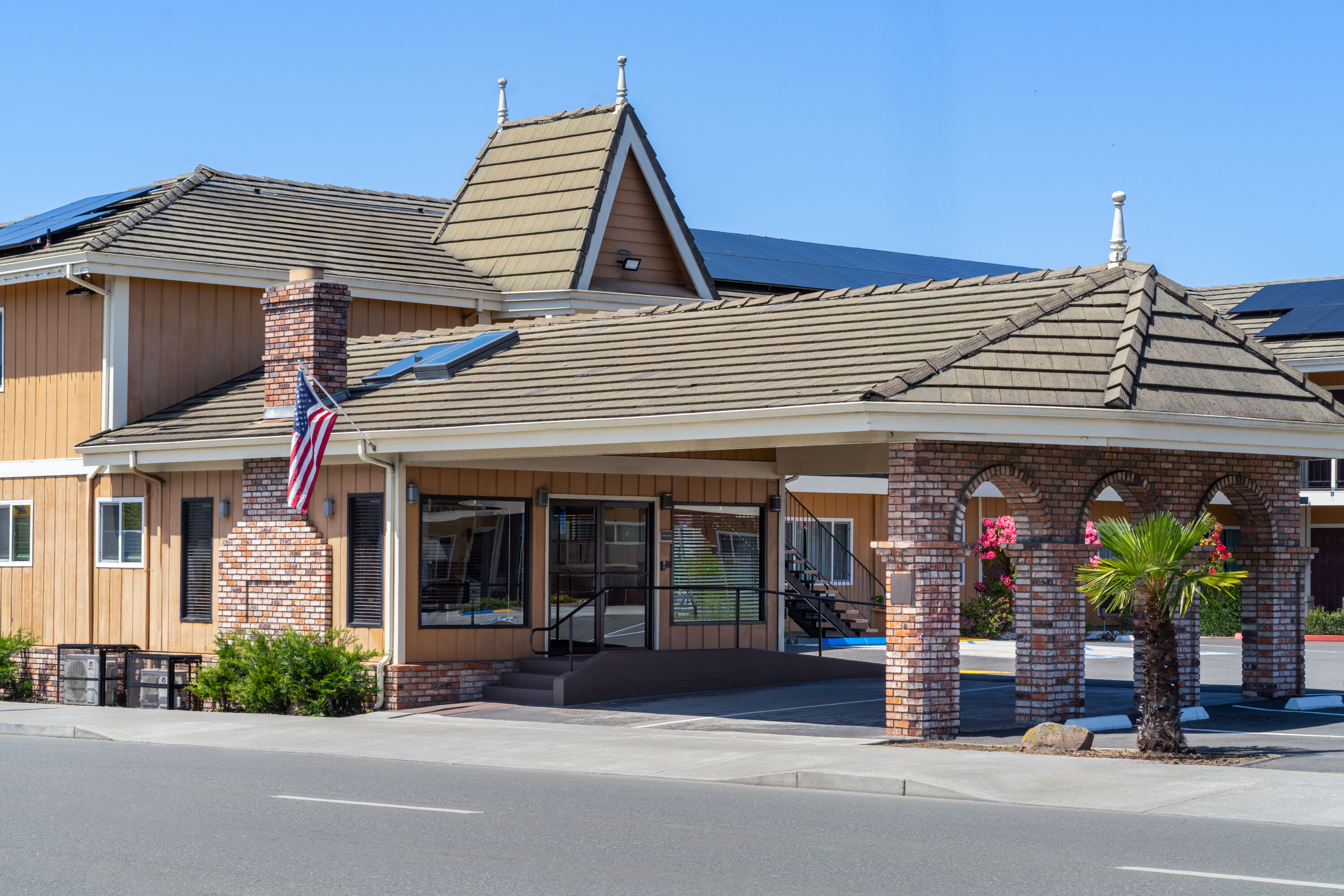 Exterior Day Image of Ramada Bayside Inn & Suites Eureka hotel in Eureka, California