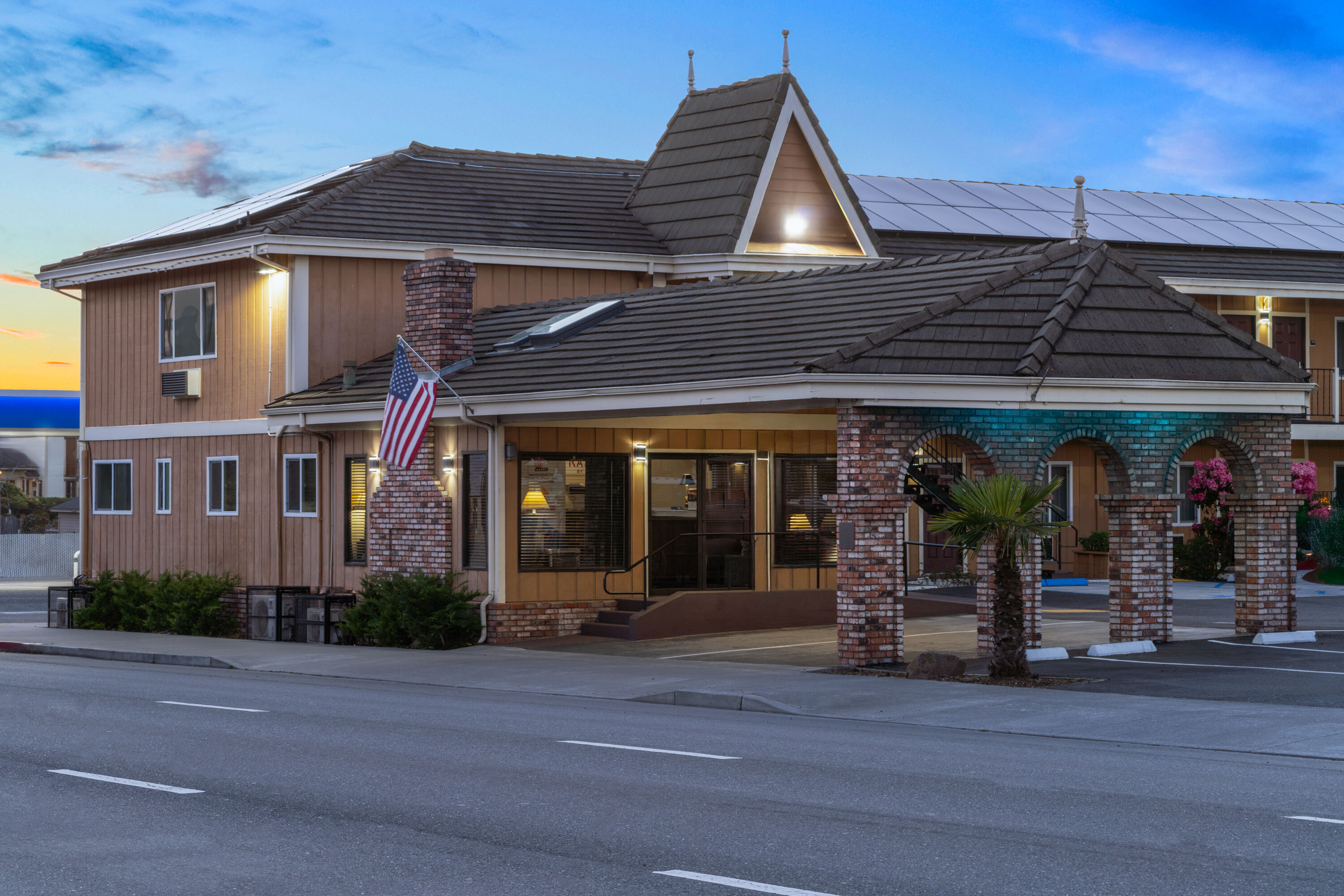 Exterior Dusk Image of Ramada Bayside Inn & Suites Eureka hotel in Eureka, California