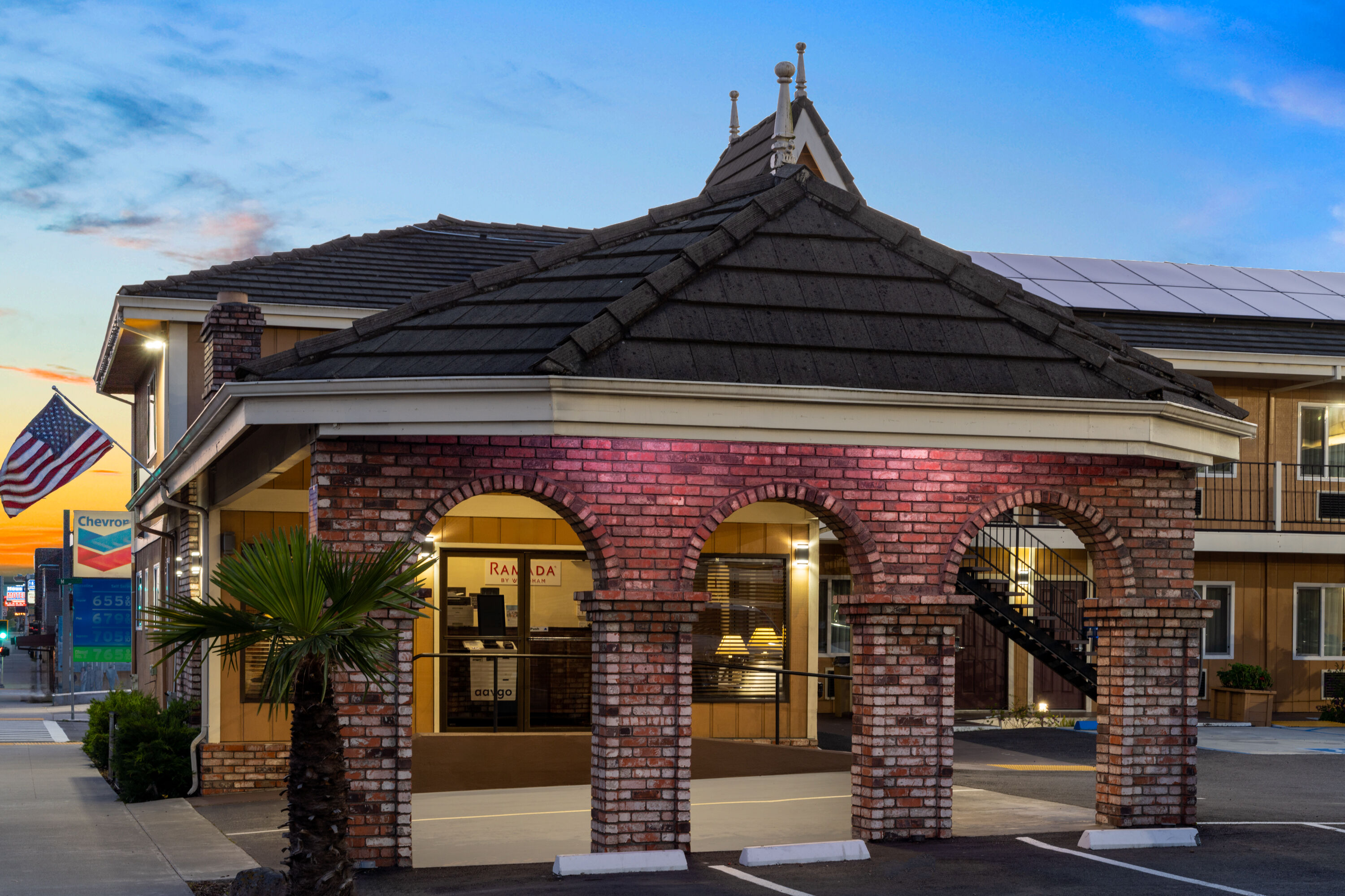 Exterior Dusk Image of Ramada Bayside Inn & Suites Eureka hotel in Eureka, California