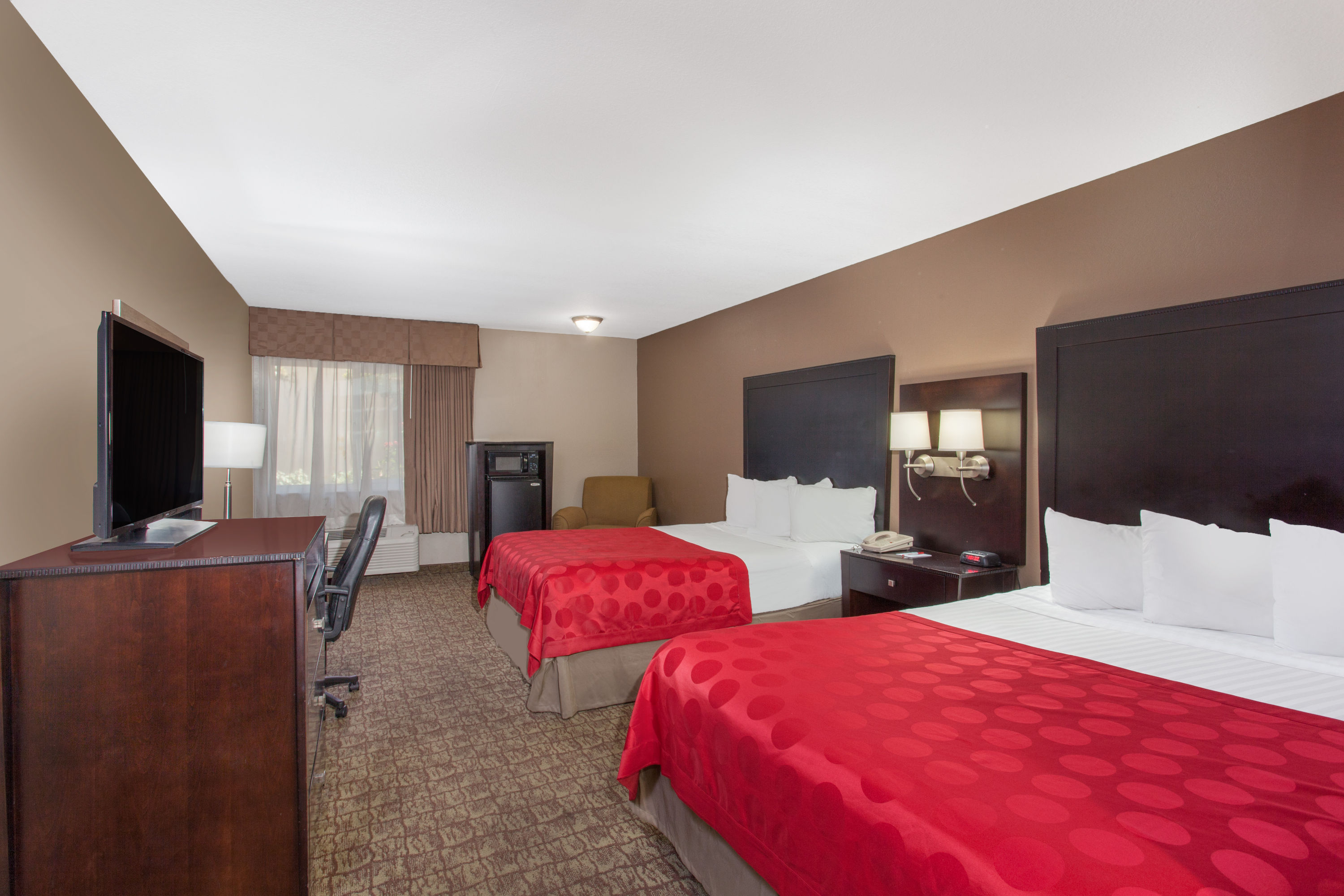 Guest room at the Ramada by Wyndham Fresno North in Fresno, California