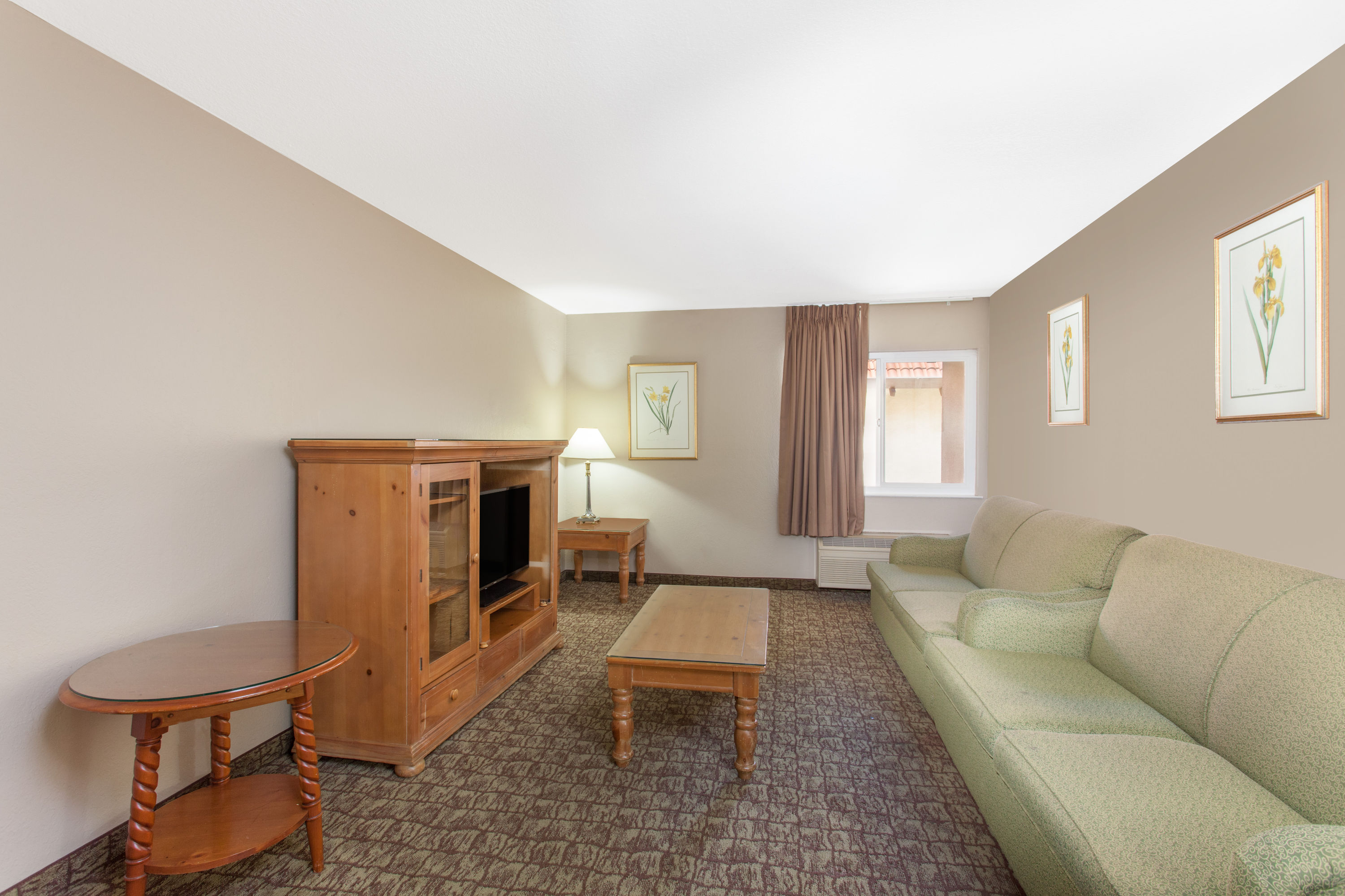 Ramada by Wyndham Fresno North suite in Fresno, California