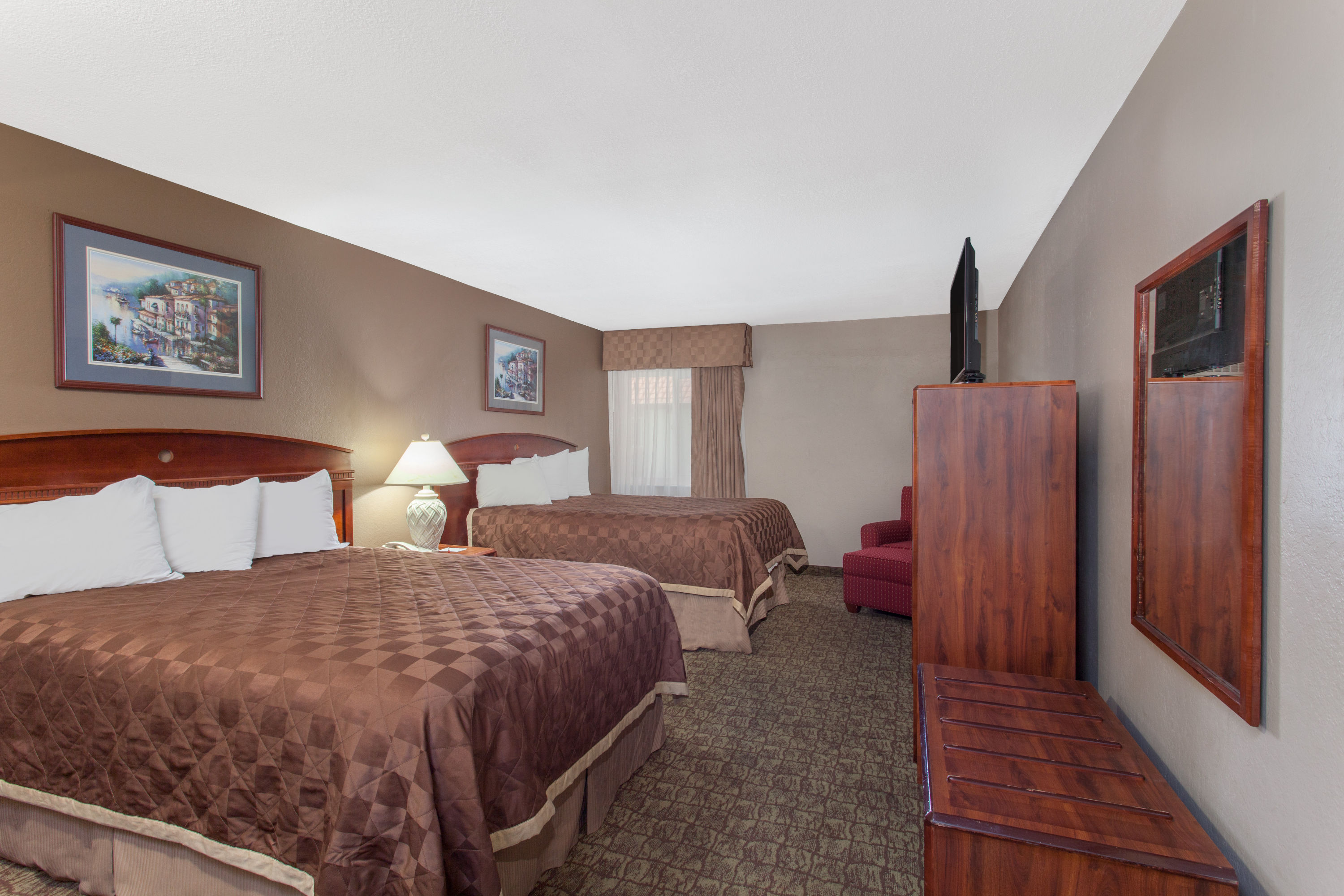 Ramada by Wyndham Fresno North suite in Fresno, California