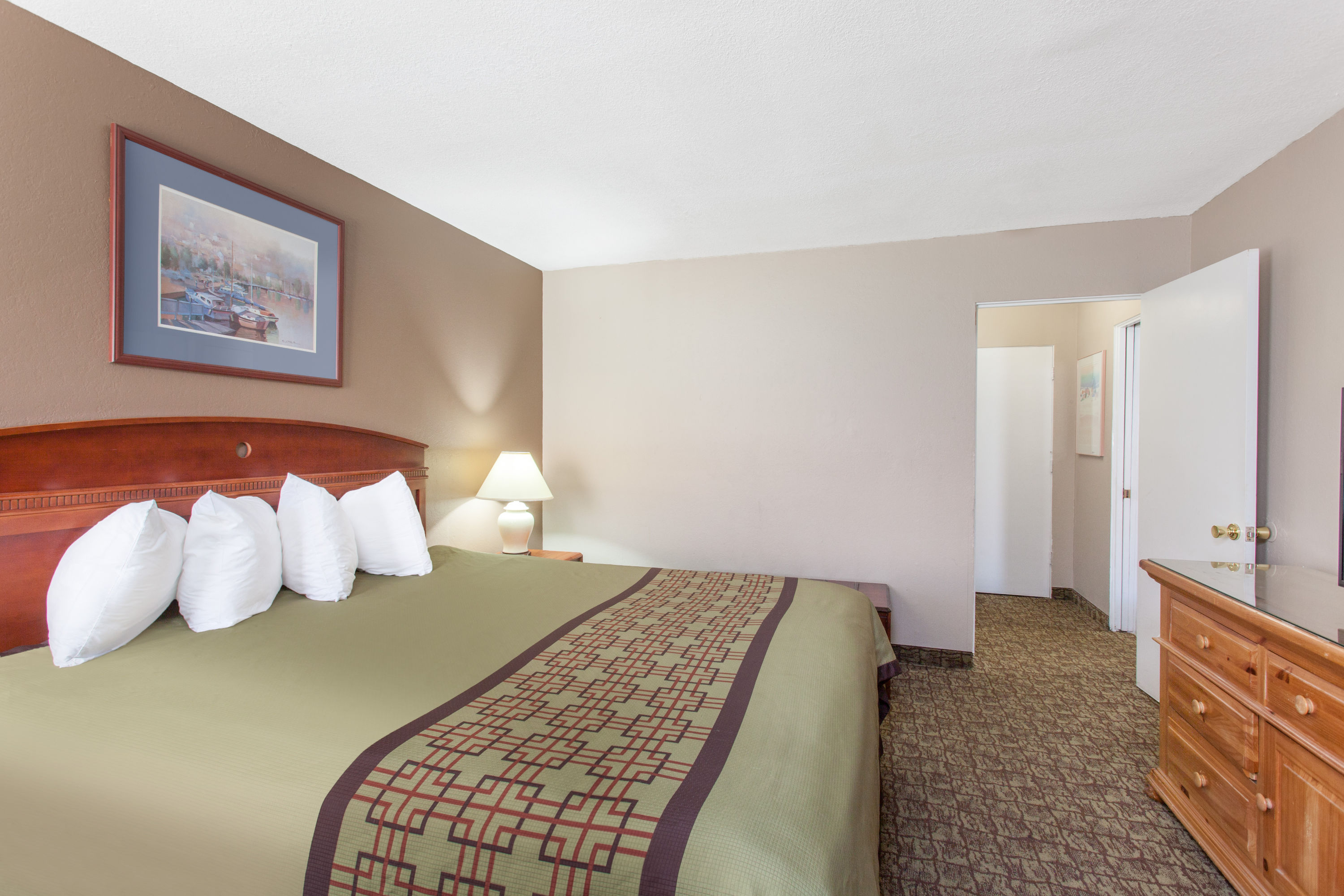 Ramada by Wyndham Fresno North suite in Fresno, California