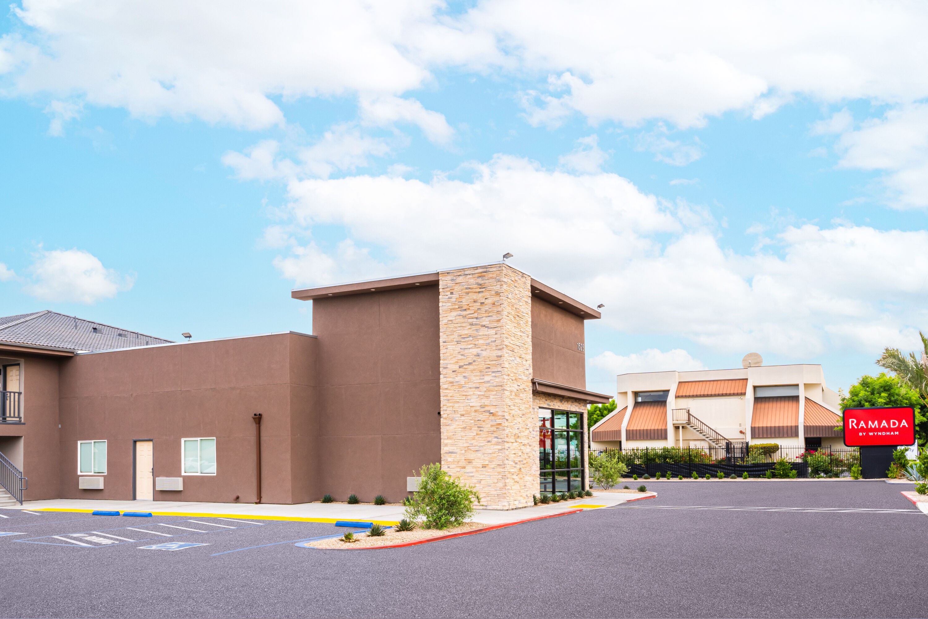 Exterior of Ramada by Wyndham Modesto Yosemite Area hotel in Modesto, California