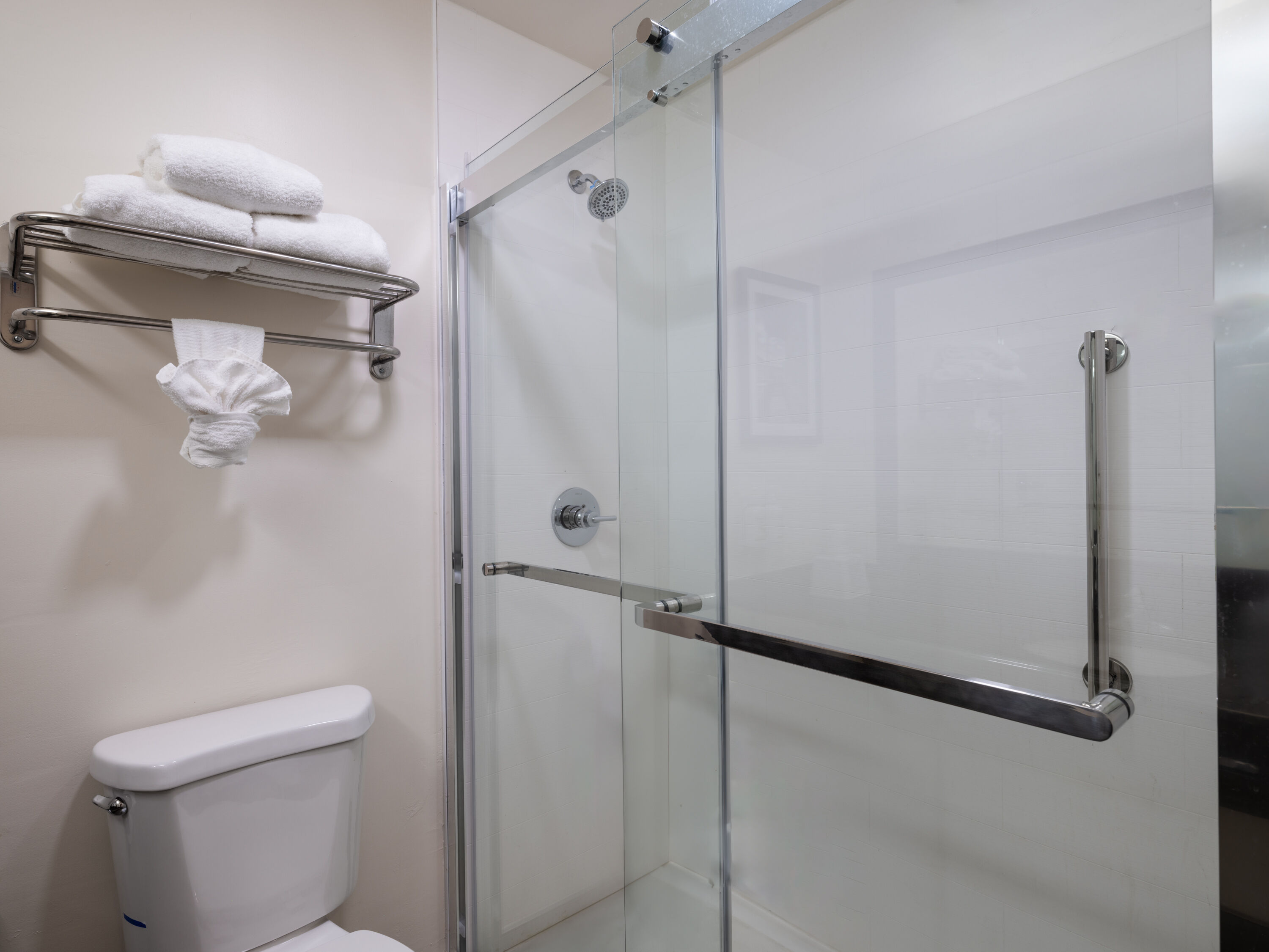 Guest room bath at the Ramada by Wyndham San Diego Poway Miramar in Poway, California