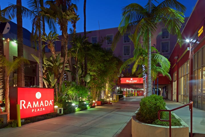 fondo Empleado 945 Ramada Plaza by Wyndham West Hollywood Hotel & Suites | West Hollywood  Hotels, CA 90069
