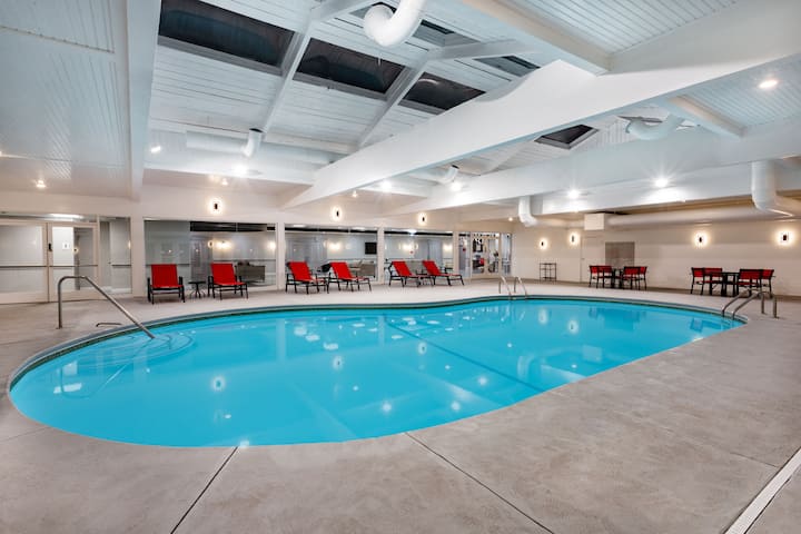 Ramada by Wyndham Windsor Locks
indoor pool