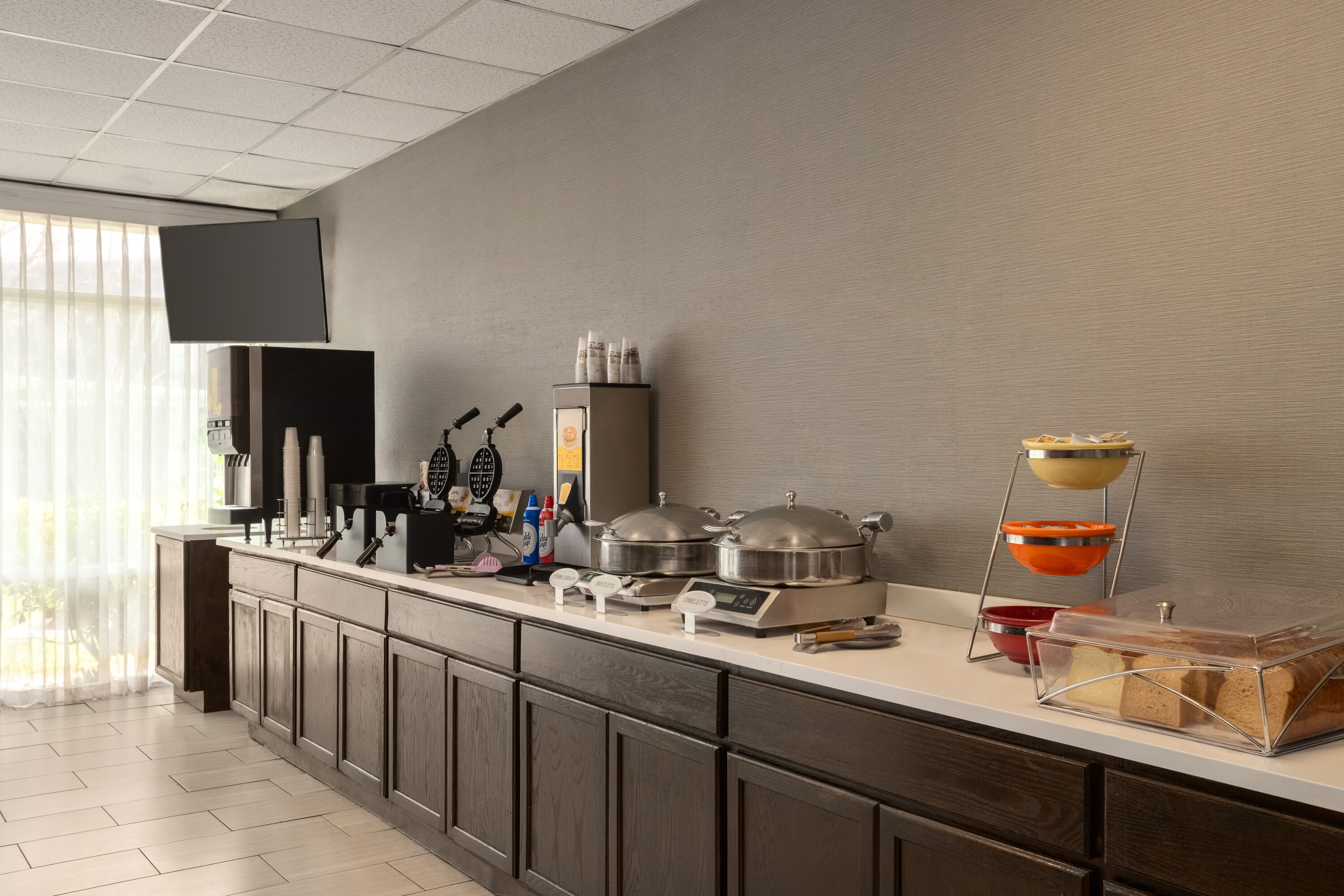 Ramada by Wyndham Cocoa restaurant buffet in Cocoa, Florida