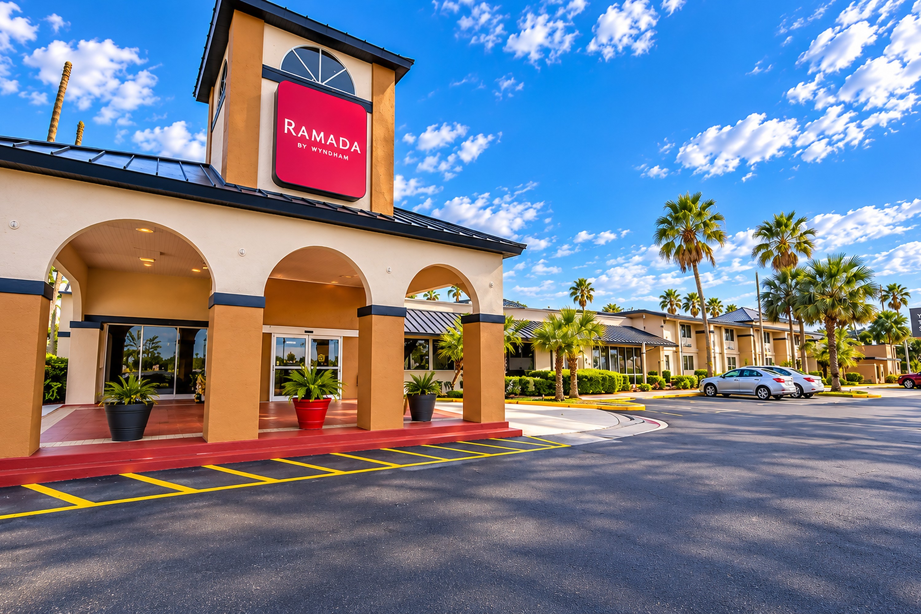 Exterior of Ramada by Wyndham Davenport Orlando South hotel in Davenport, Florida