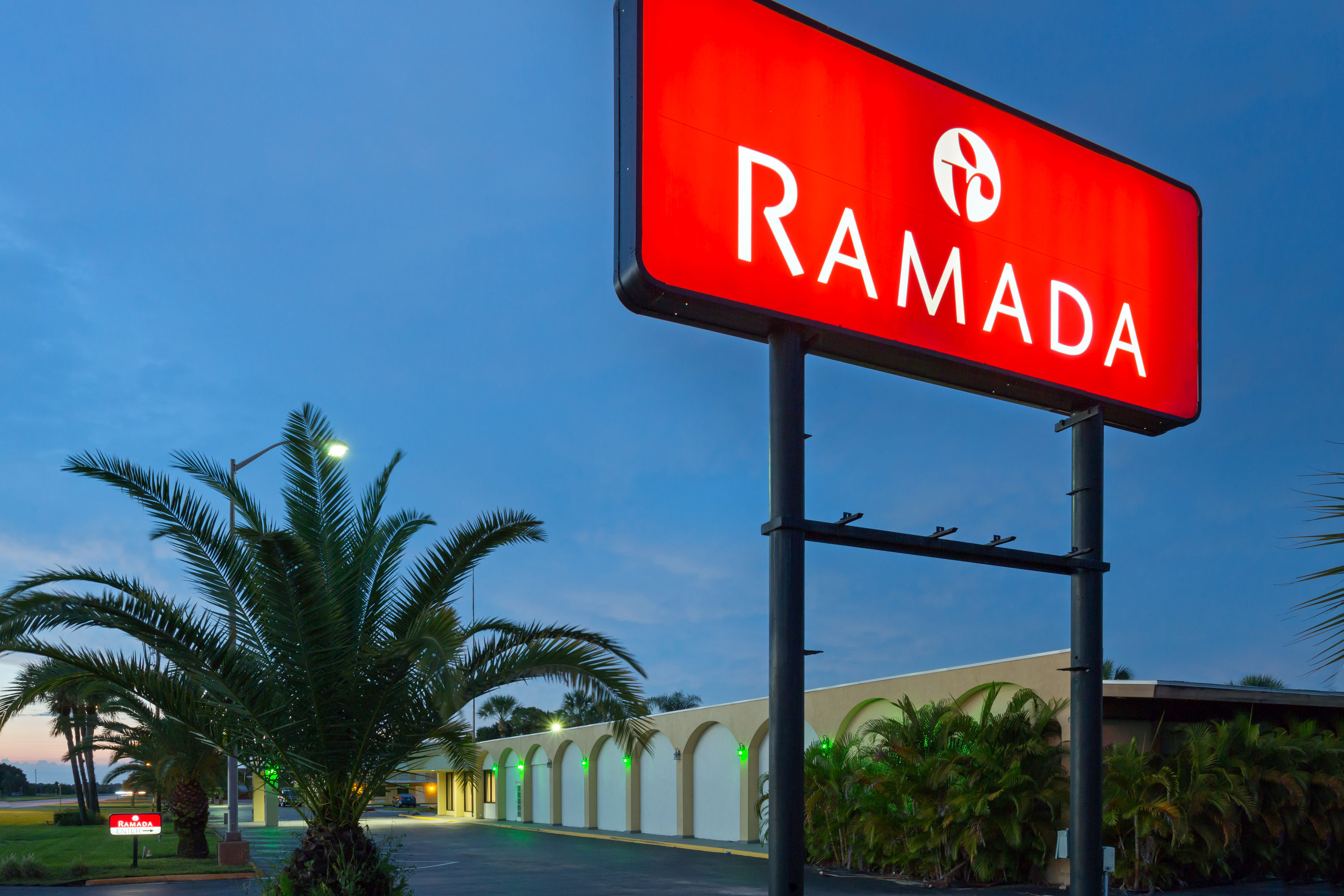 Exterior of Ramada by Wyndham Lake Placid hotel in Lake Placid, Florida