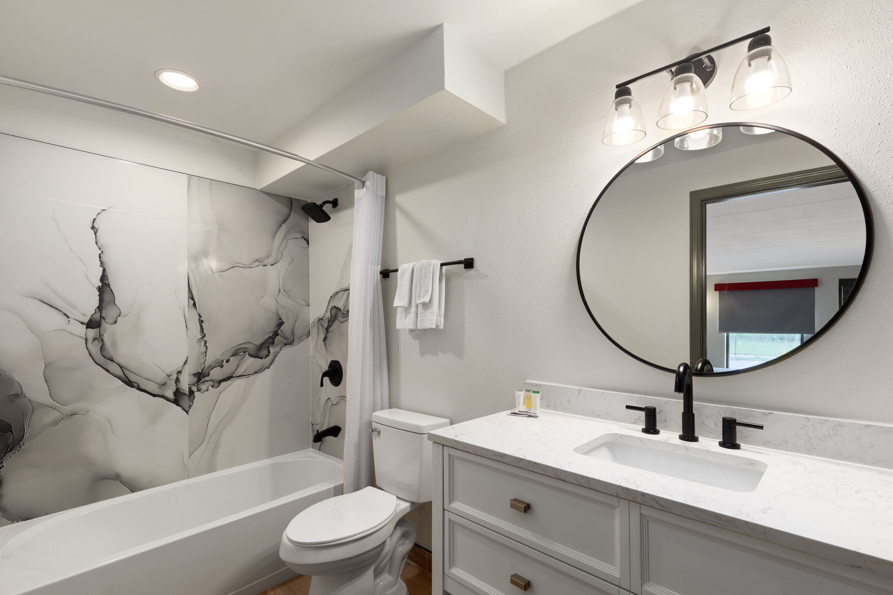 Guest room bath at the Ramada by Wyndham Bainbridge in Bainbridge, Georgia