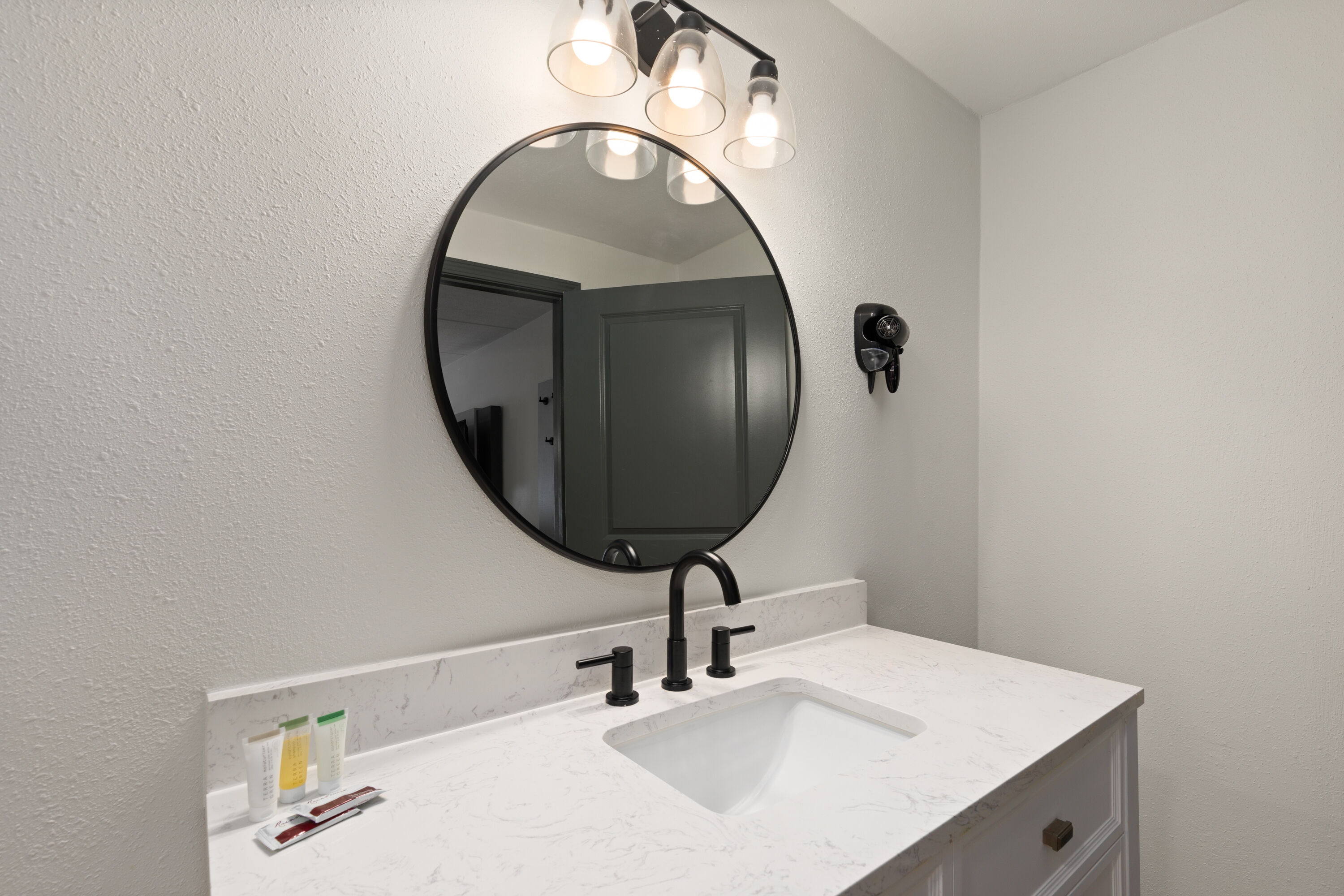 Guest room bath at the Ramada by Wyndham Bainbridge in Bainbridge, Georgia